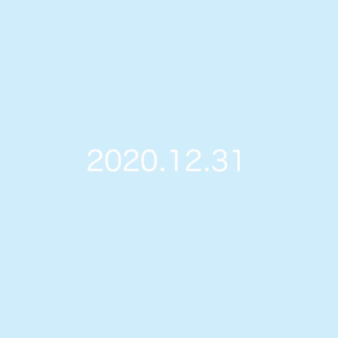 mamijinguのインスタグラム：「2020年今年も大変お世話になりました。 今年は本当にたくさんの変化が起こり世の中では風の時代へ移り変わる現象だったとも言われている中で私も皆様にお話ししておこうと思い今回は少し長くなりますが最後まで読んで頂ければ幸いです。  私のインスタやお店のインスタを見ていてくれている方ならお気づきの方も多いと思いますが今はスタッフは1人もおりません。 2019年7月末をもって全てのスタッフが退社しております。 この際は沢山のお客様にご迷惑をお掛けしてしまい大変申し訳ありませんでした。 私の経営力の無さその時に起こした体調不良によりスタッフ全員を失望させてしまった事に間違いはありません。 2.3回の話合いの中で同じ日同じタイミングで〝みんなで話合いみんなで決めました〟と、全てのスタッフからその日に退職願を渡されました。 その時には悲しさと、悔しさと、申し訳無さで気持ちが無になっていました。 みんなの決めた決断に私は止める事もしませんでした。それがみんなの答えだとよく理解出来ました。 経営不振状態で社長は病気 こんな会社に誰もいたくないよね…とむしろ納得しかなかったと思いますし正しい選択をしたんだなとも思えました。 表向きはうまく行っている様に見えていたかも知れませんが内部では少しづつ少しづつ色々なズレが出ていたんだと思います。 最後に私が出来る事はスタッフにお客様を持って出させる事だったので指名をして頂いてるお客様、指名ではなくても普段通っているお客様とは個人的に連絡先を交換させ次のお店に行く際のインフォメーションが出来る形を取らせて頂き今もそこへ通って頂いているはずだと思います。 他社の美容関係者から驚かれましたがこれが私の正しい判断だと思っています。 好きなネイリストにネイルをしてもらう。 それが1番のお客様の望みだと思っています。 もちろん私も好みの施術者が見つかったらその人について通うお店も変えています。 美容業界ではお客様を持って出るのはもっての外と言われていますがでもそれはお客様が選ぶ問題だと思っているし今現代でそれをしないのも無駄な事なのかなとも思います。 SNSが普及して誰がどこにいるか検索すればすぐ見つかる時代。 お客様やスタッフの最後に出来る私の判断だったと思っています。 しかしながら多大なるご迷惑をお掛けした事には間違いはありませんのでこの場を持って心よりお詫び申し上げます。 そしてこんなに時間が経ってからの謝罪になり併せてお詫び申し上げます。  次の投稿に続きます。」