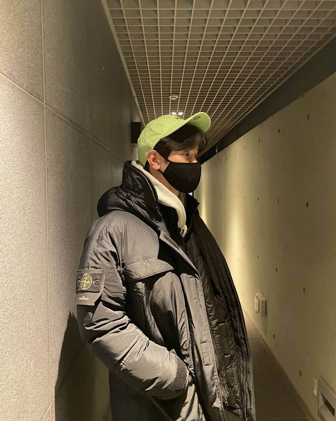 Lee Si-gangのインスタグラム：「#happynewyear ❤  올해 참  많은 일들이 있었습니다.  그저 당연하다고 생각하던 ,일 들이  정말 소중한 것들이었구나..싶구요..  인생 참 별거 없는데..그죠? 올 한해 너무 고생 많으셧습니다.  내년엔  올해보다 더 감사한 한해가 되길 ... 새해복많이받으세요 ❤  日本の皆さん今年も僕のこと 見守ってくれてありがとございました。いつもね 皆さんの存在だけでたくさんの力をもらってます。 それでもっともっと良くなって皆さんに恩返ししたいと思ってるんでこれからも僕のこと見守ってくださいね❤ 今年本当にありがとう❤️」