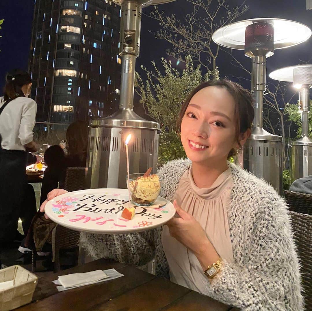 石田美奈子さんのインスタグラム写真 - (石田美奈子Instagram)「2020👋👋👋 . 2020年もあと数時間ですね☺︎ 今年も1年ありがとうございました(⑅ˊᵕˋ⑅)🧡 来年もよろしくお願いいたします✨ . 少し前ですが、34歳になりました⑅◡̈* たくさんお祝いしていただいて、12月はとっても幸せな1ヶ月でした😊 センス溢れるプレゼントをたくさんいただいて嬉しい！♡ . 今日は家でゆっくりご飯を食べてお酒飲んで、#RIZIN でも見ようかな♫ 1人で過ごす大晦日って初めて😂 . . #2020 #今年もお世話になりました」12月31日 17時48分 - mminakooo