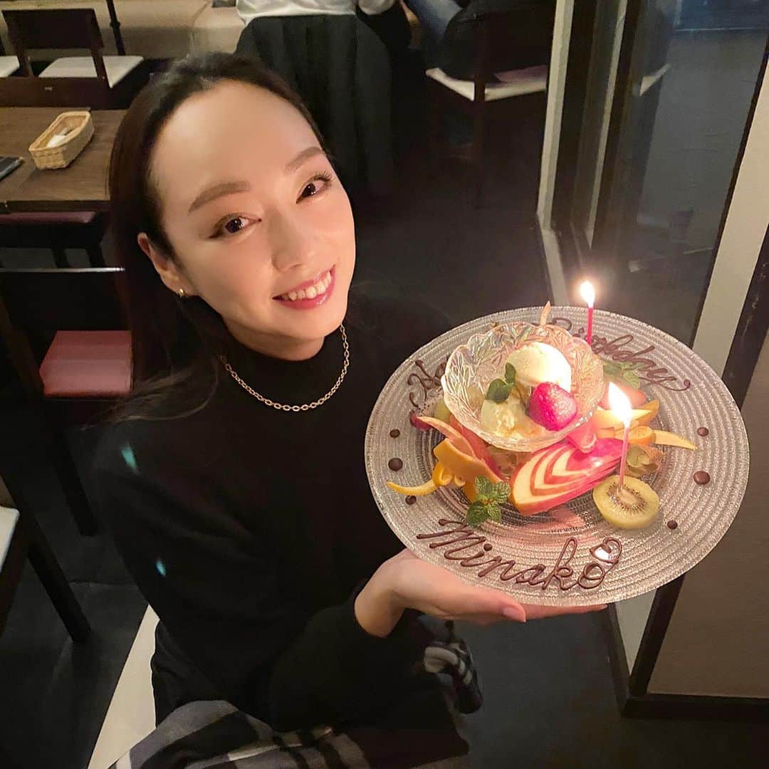 石田美奈子のインスタグラム：「2020👋👋👋 . 2020年もあと数時間ですね☺︎ 今年も1年ありがとうございました(⑅ˊᵕˋ⑅)🧡 来年もよろしくお願いいたします✨ . 少し前ですが、34歳になりました⑅◡̈* たくさんお祝いしていただいて、12月はとっても幸せな1ヶ月でした😊 センス溢れるプレゼントをたくさんいただいて嬉しい！♡ . 今日は家でゆっくりご飯を食べてお酒飲んで、#RIZIN でも見ようかな♫ 1人で過ごす大晦日って初めて😂 . . #2020 #今年もお世話になりました」