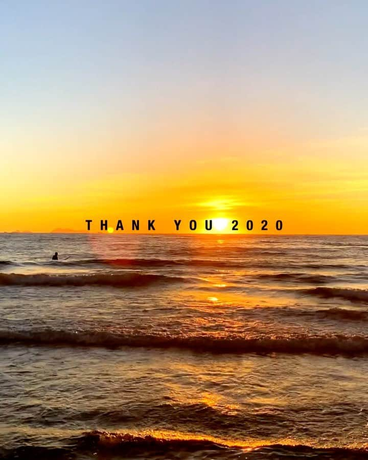 ぞのさんっのインスタグラム：「・ My year2020 - 全ての方に感謝🤲 ・ 今年は走り続けました☺️ ・ 今年は世界中で大変な事が起こり仕事を失って、はじめは何もない家で撮影をしてました。 当時も不安しかなかったし、撮影する場所は何もない家の床かスーツケースの上ばっかり。笑 ・ それでもひたすら作り続けて発信し続けてれました！ ここまで走り続けれたのは周りにいる多くの方のお手伝いがあったからこそです。 ・ 本当にいつもありがとうございます！そして見て、応援して下さる皆様あっての僕だと思います☺️ ・ 来年も突っ走っていくので、引き続き宜しくお願い致します♪ ・ 来年は色んな人達と関わり、より多くの人の心を動かせる人に成長していきたいと思います！ ・ I kept running this year. ・  I lost my job in Corona and at first I was shooting in an empty house. ・  The table is on the suitcase.  Lol  Even so, I was able to continue making and transmitting!  I was able to continue running so far because of the help of many people around me. ・  Thank you so much!  And I think that I am the one who sees and supports me. ・  I will continue to run next year, so thank you for your continued support ♪   Next year, I would like to get involved with various people and grow into a person who can move the hearts of more people!  Thanks to everyone:)  #全ての方に感謝  #thankyou」