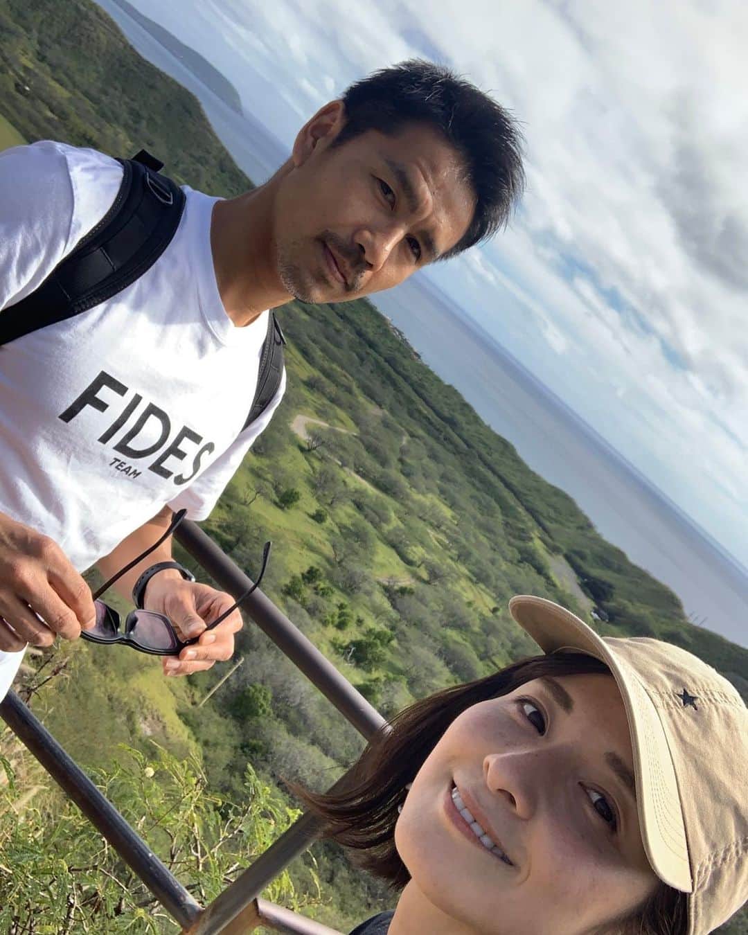のインスタグラム：「今年も一年妻に感謝🙏  たまには感謝の気持ち伝えないとね…😏  今年の1月にやっとハワイに新婚旅行いく事が出来ました！ 結婚12年目でやっとです😅  良いお年をお迎えください♪」