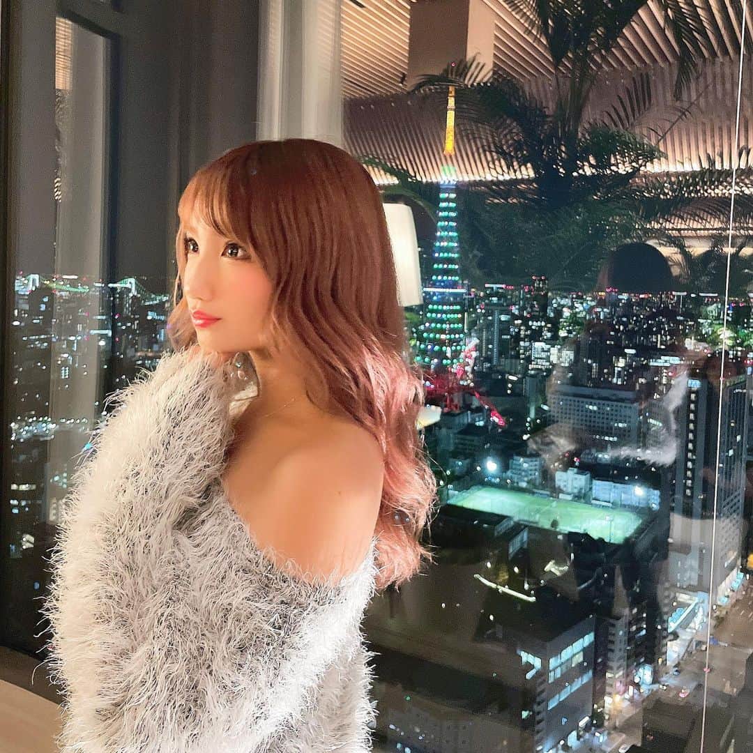 のインスタグラム：「🗼goodbye 2020✨🗼 * 2020年は、わたしにとってかなり 大きな変化の年でした。 * たくさんの人に祝福されて、 結婚式をあげられたこと、 * 4年3ヶ月 正社員で働いてきた会社を辞めたこと、 * これが1番大きいことだったかなぁ…！ * そしてこのおかげで出会えた人、 仲が深まった人、 いろんないい出会いができたなと思って、 いろいろと人生を考えさせられる年になりました！ * 自分の人生においてプラスになる人と 出会えたこと、 変わらず仲良くしてくれてる人、 関わってくれたみーんなに感謝です🥲✨ * * そしてフォロワーさんからもほんとに 毎日元気をもらえてます🥺🥺💗💗✨ 本当にありがとうございます！！！！！ * * 2021年も、 皆様よろしくお願いします🙇‍♀️🌼✨ * * * #2020年 #ありがとう #変化の年 #もっといろいろ頑張らなきゃな #東京タワー #夜景 #エディション虎ノ門  #東京エディション虎ノ門  #虎ノ門 #エディション #ラウンジ #bar #ニットコーデ #冬服コーデ #冬コーデ #ビジョビ」