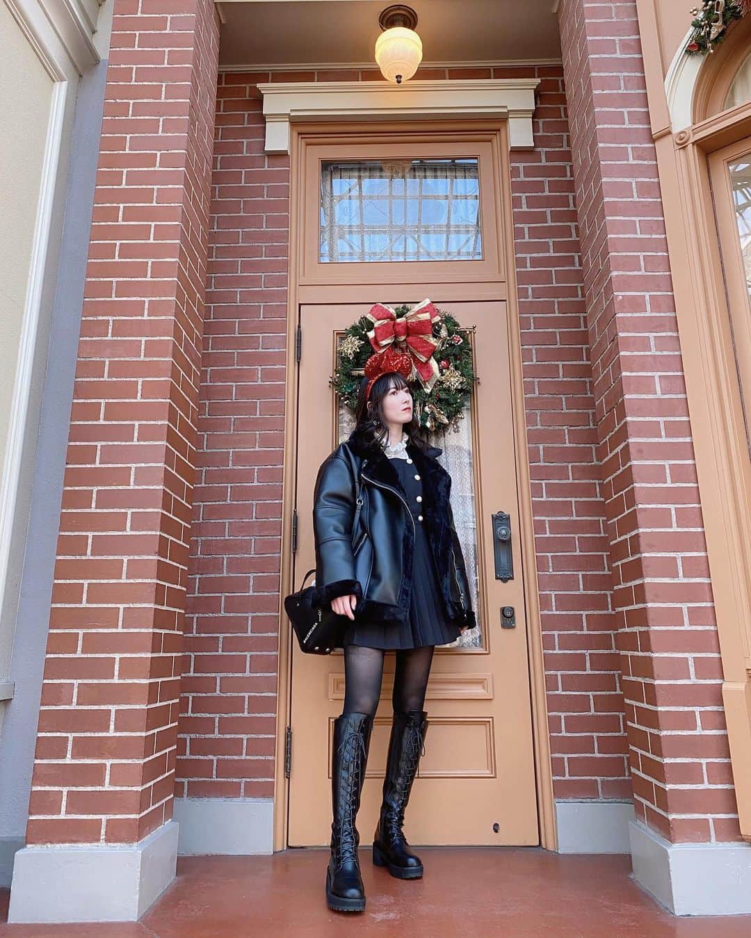 日下部美愛のインスタグラム：「今年1年ありがとうございました 来年も宜しくな( ᵕᴗᵕ ) よしお年を‪‪❤︎‬  #disney #disneyland #disneysea #ディズニー #ディズニーランド  #ディズニーコーデ #カチューシャ #ZARA #tokyodisneyresort #tokyodisneyland  #멋스타그램 #데일리룩 #코디 #패션 #옷스타그램」