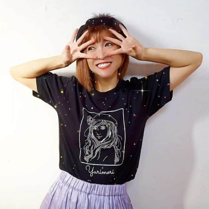 石関友梨のインスタグラム：「今年は本当に大変な年でしたね。来年こそは いつもの平和な日常が訪れることを祈るばかりです🙏  生きてきた人生であんなに自由な中で なぜやりたいことにどんどんチャレンジしなかったのか 少し悔やんでます  来年は自分を切り替える年にしたい🎀  今年も皆様には大変お世話になりました！ 良いお年を✨  これから母と水入らずの時間(ユニもいる) 母の手作り料理と鍋食べてお蕎麦食べて 新年を迎えまーす✨  でわでわ また来年！！  #大晦日 #年越しそば #Tシャツ販売 #カミングスーン #ゆりもりの勝手にTシャツ」