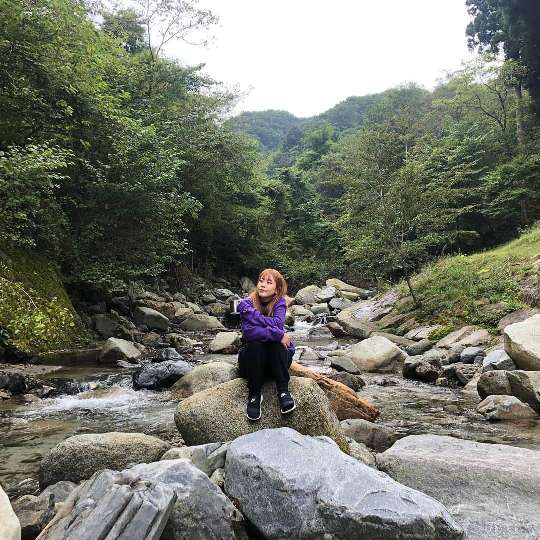 SONOMIのインスタグラム：「2020年は経験した事のない大変な年でしたね。 当たり前に出来ていた事ができないジレンマと戦い 当たり前により感謝した年でもありました。 こんな中でも歌ったり音楽に触れれば心も体も満たされて幸せになりました。 8ヶ月ぶりにソロのライブをやった時の気持ちは忘れません。 2020年SNSをはじめ様々な場面で交流してくださった皆様、 本当にありがとうございました🙇🏻‍♀️ この先どうなるか誰も知り得ないけれど 少しずつ良くなると信じて 2021年を迎えたいと思います。 皆さんどうかご安全に良い年をお迎えください。」