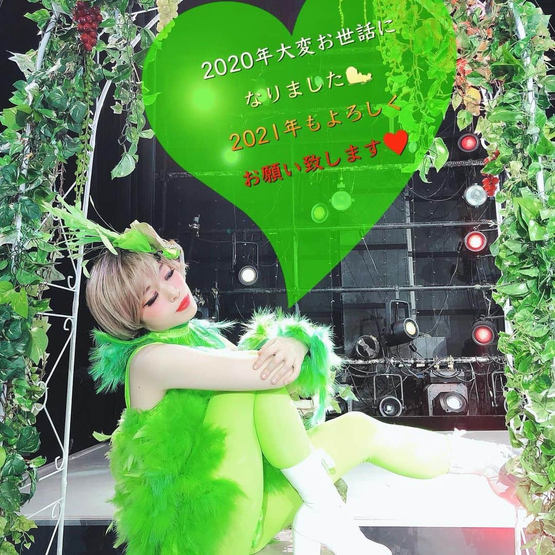 藤川菜緒のインスタグラム：「2020年、世界中みんなが大変な1年でしたが、その中でかけがえのないもの、日々の尊さ、皆様への感謝を例年以上により一層感じ、たくさん考えたり素直にありがとうの気持ちをお伝えできるようになり大切な事をたくさん思い出せた年でした😌  私自身も心機一転ステップアップしたりと節目になった年でもありました🦦  今年も数々のステージ、出会いに感謝です！  来年も精進致しますので、よろしくお願い致します🦦  #藤川菜緒 #ロック座　#踊り子　#ストリップ　#ダンサー　#dancer #ストリッパー　#2020 #今年もお世話になりました #来年もよろしくお願いします」