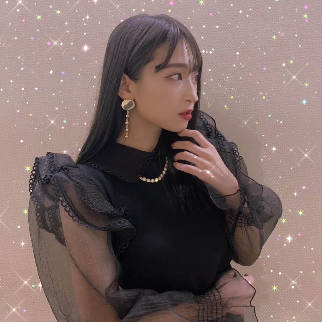 二瓶有加さんのインスタグラム写真 - (二瓶有加Instagram)「. 2020年、歌い納めました🎤✨ . Hello! Project Year-End Party 2020 〜GOOD BYE & HELLO ! 〜にお越し下さった皆さんありがとうございました✨ . . 2020年、色んなことがあった一年でした。 PINK CRES.として、二瓶有加として何が出来るのか、すごくすごく考えた一年でした。 . それと共に、 下半期からはライブ活動などを再開できるようになり、 歌の力を改めて感じ、表現する事のありがたさを学んだ一年でした！ . 個人的には12月に 舞台少女ヨルハver1.1aにて 舞台を初挑戦させていただき、 9月から始まったバラードツアーでは今まで見たことない景色を見せていただいたり、振り返ってみると初めての事をたくさん経験させて頂いた一年だったなぁと思います。 . . この一年で頂いた機会を 来年に繋げていけるように、 来年も日々頑張っていきたいと思います😌✨ . そして何より、 応援してくださるみなさん いつもありがとうございます。 来年こそはもっともっと会える機会を増やしていける様に頑張ります✊✨ 来年も一緒にPINKを大きくして行けたら嬉しいです🎤🎤🎤 . . 来年も、PINK CRES. 二瓶有加の 応援をよろしくお願いします🙋‍♀️✨ . . みなさん、良いお年をお過ごしください🎍✨ . . 服は、今日の衣装です😷 お気に入り〜🥰 . . #2020年 #今年もありがとうございました #今年もお世話になりました　#来年もよろしくお願いします　#年納め  #ハロコン　#ステージ衣装　#年越し　#大晦日　#さよなら2020年　#ウェルカム2021年　#PINKCRES #ピンククレス」12月31日 17時53分 - niheeeey.pink1020
