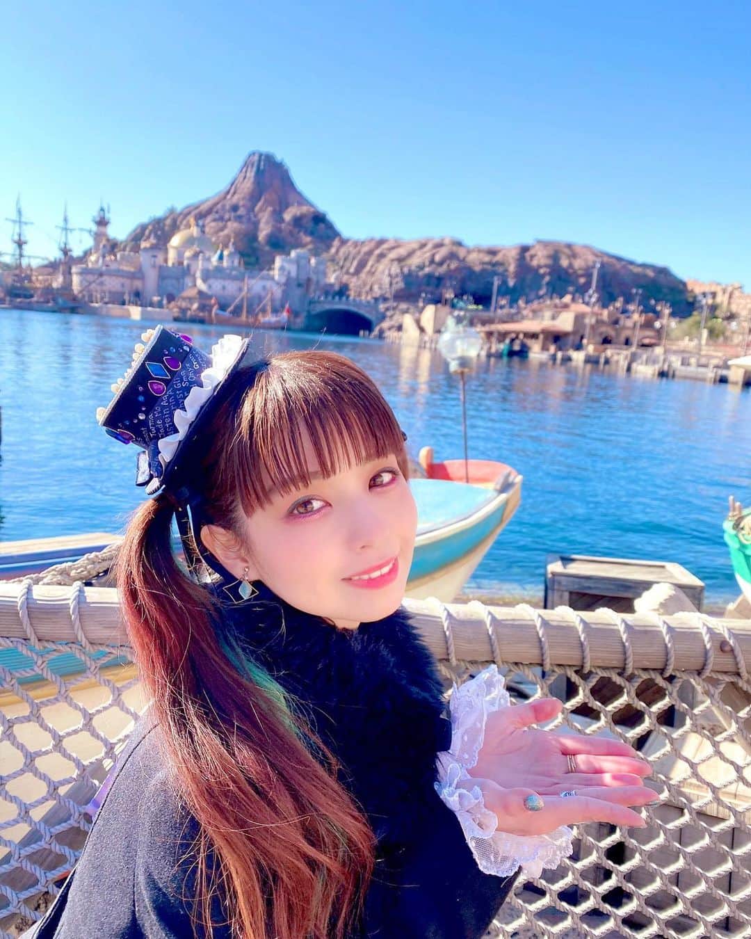 春奈るなのインスタグラム：「先日、人生初のディズニーシーに行ってきたよ💜 どこを見ても美しすぎる景色が広がっていて、まさに夢の国だった、、、😭🙏✨💜  #tokyodisneysea」