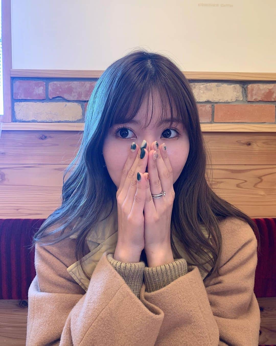 金子栞のインスタグラム：「こんな世の中だから会いたいお友達にも会えずに12月が終わろうとしてた🙄  2020年、振り返ればもちろん楽しいことも嬉しいこともあったけれど、なんだかそれ以上に、、コロナウイルスが強烈なインパクトを残してしまいました🦠  早くハイバイして来年はキラキラとした実りある1年になることを祈ります😌❤️ ほんとうにこの言葉に尽きる。  今年はステイホームで2人だけなので、おせちは買わず作らず、少しでもお正月気分を味わうためにお煮しめと厚焼き卵を準備しようと思います😊！ 久々のまったりおうち年越しです。  2020年ありがとうございました❤️  良いお年を。  #大晦日#20201231」