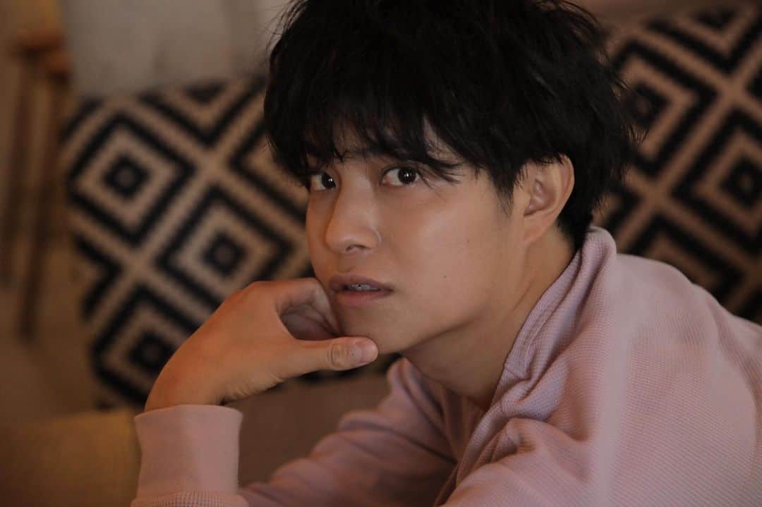 桜木那智のインスタグラム：「大晦日ですね。 2020。 今年一年、良いことも悪いこともたくさんあった一年でした。 でもこの一年楽しかったですし、充実していました。 昨年よりもたくさんの方々に僕のことを知っていただけた一年でした。 来年は年男でもあるのでより一層、飛躍の年にできるように精進していきたいと思います。 たくさんの方に支えてもらった一年、改めて応援していただいた皆さんありがとうございました。 来年もよろしくお願いします！ 良いお年を。」