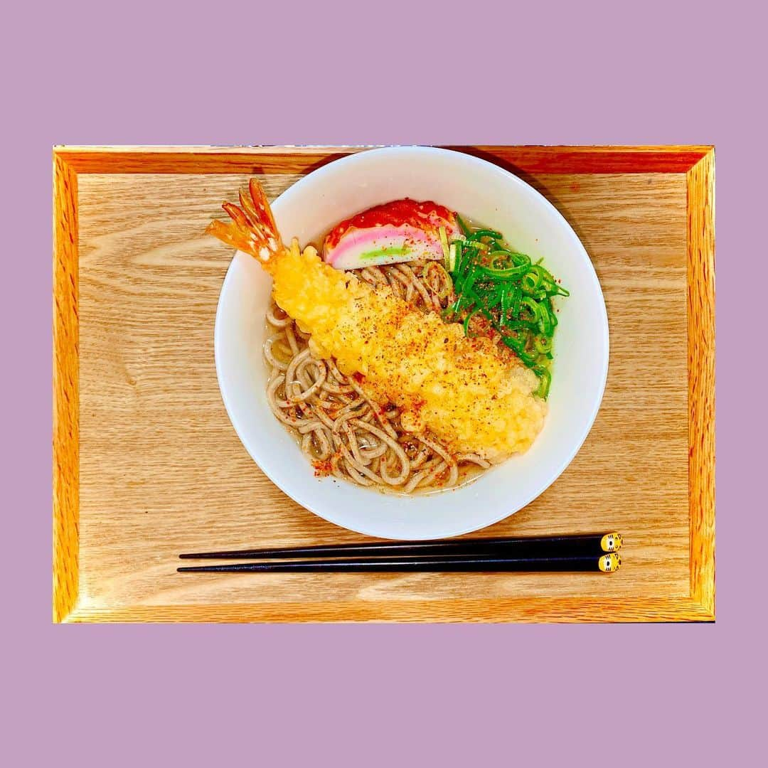 福島雪菜のインスタグラム：「今日の晩ごはん( ˶˙ᵕ˙˶ ) * ✧年越し蕎麦 * 本年も大変お世話になり、 ありがとうございました。 来年も宜しくお願い致します。 * * #手料理❤️ #おうちごはん」