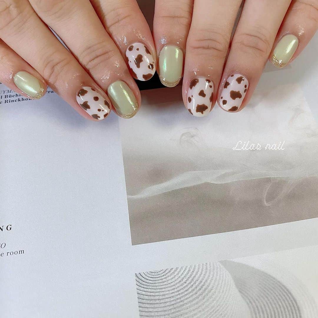 makoのインスタグラム：「* 皆様今年もありがとうございました🐮🤍 #girlynail #ガーリーネイル #ミラーネイル #glitternail #젤네일 #젤네일아트 #젤네일전문 #フレンチガーリー  #ギンガムチェック #ギンガムチェックネイル #オーダーチップ #ブライダルネイル #ワイヤーネイル  #セルフネイル #스누피네일아트 #左右非対称ネイル #ちょうちょネイル #蝶々ネイル #ヴィンテージネイル #水滴ネイル #オーロラネイル #フレンチネイル #冬ネイル #マットネイル #韓国ネイル」