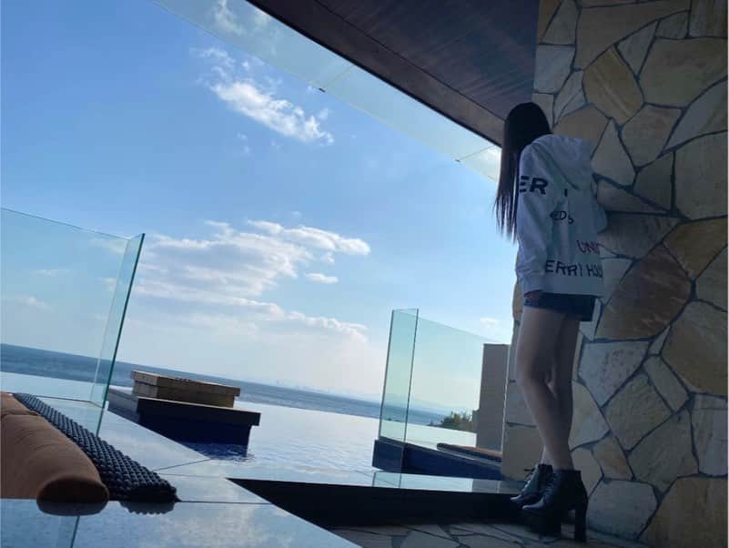 ゆかぴちゅさんのインスタグラム写真 - (ゆかぴちゅInstagram)「✩ 来年はもっと 旅行に行けますように🙏🤍 ✩ ✩ #九州 #大分 #大分旅行 #別府 #別府温泉 #温泉旅行 #温泉女子 #五つ星ホテル #天音リゾート晴海 #アマネリゾート晴海 #amaneresortseikai #インスタ映え #プール #burberry #バーバリー #パーカー女子 #キャバ嬢の休日 #いい女風 #まだまだガキンチョ #ぴちゅすたぐらむ」12月31日 18時00分 - pichustagram_
