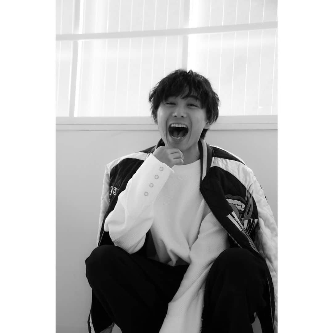 須賀健太のインスタグラム：「2020年ありがとうございました。 来年の目標ってのはひとまず置いといて、僕の周りにいる方達と応援してくれるあなたが、明日も笑えるようなそんな毎日がただ過ぎていきますように。 それですら特別だから。  2021年もよろしくね！！ 良いお年を🎍」