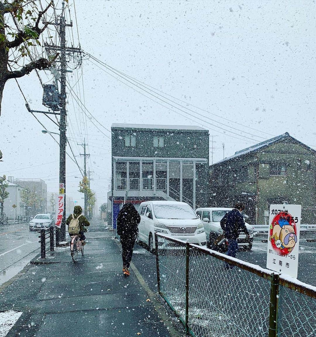 脇田明日香さんのインスタグラム写真 - (脇田明日香Instagram)「【LOOPお正月休みのお知らせ】 1/1(金)〜4(月)までお正月休みとさせて頂きます🎍🌅🎍 31日は愛知県もチラチラ雪が舞っていましたね⛄❄️️ 2枚目の写真は雪の様子。 3枚目の写真はお疲れ様でした〜の直後(ゆいちゃんが可愛い) 皆様良いお年をお迎えくださいませ🐁🐄 2021年も皆様と御家族、周りの方々にとって、健康で笑顔溢れる素敵な1年となりますように🍀*゜ @loop_hair_kounan」12月31日 18時01分 - asuka_wakita_hasegawa