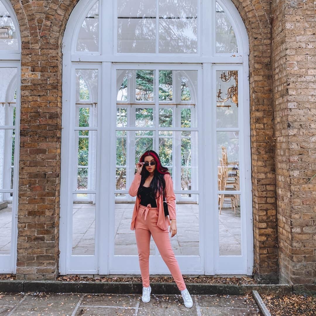 のインスタグラム：「New year goals? 🥂⠀⠀⠀⠀⠀⠀⠀⠀⠀ ⠀⠀⠀⠀⠀⠀⠀⠀⠀ ⠀⠀⠀⠀⠀⠀⠀⠀⠀ ⠀⠀⠀⠀⠀⠀⠀⠀⠀ ⠀⠀⠀⠀⠀⠀⠀⠀⠀ #royalelastics #ootd #allstreetwear #sneakers #urbanfashion #outfitinspiration #kicksonfire」