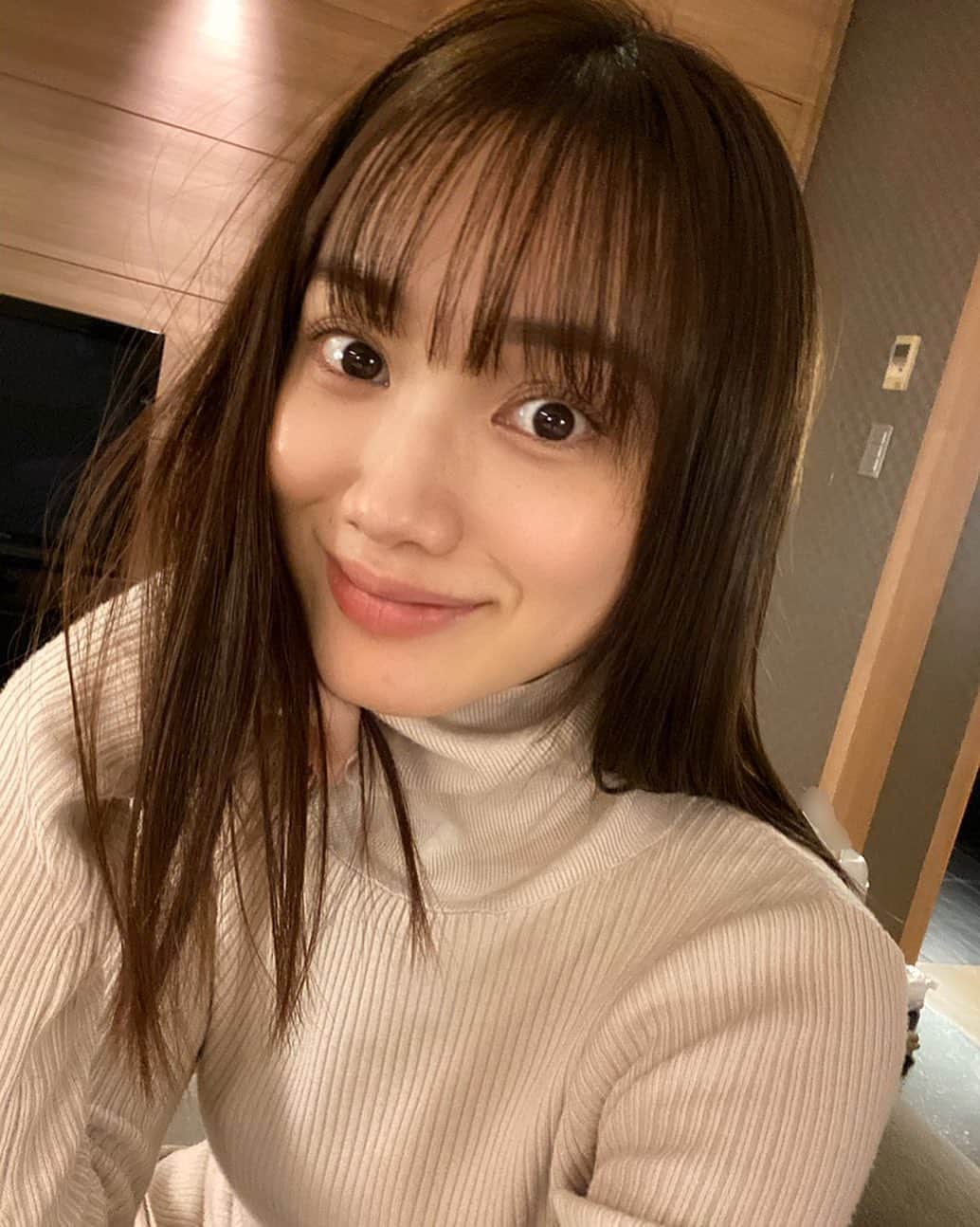 海野ナルのインスタグラム：「2020年は、大変な年になりましたが、 私にとって忘れられない とても良い年になりました✨ 周りの人に感謝でいっぱいの 年になったと思います🕊✨ 今年もお世話になった方々ありがとうございました🙇‍♀️  来年は少しでも平和な日常に戻ればいいなぁ…！  さ、これから年越し蕎麦作り〜！ みなさんも良いお年を…🇯🇵  #2020 #大晦日　#20201231」