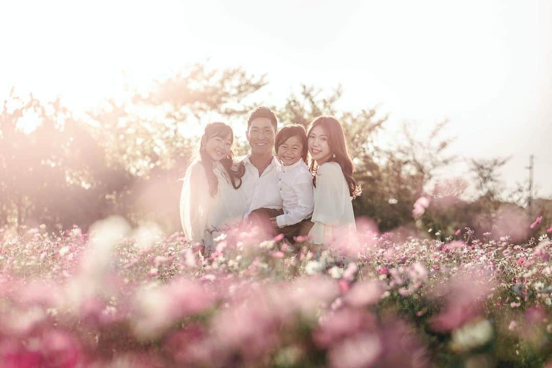 かなのインスタグラム：「． 大好きなパパを失った日から 2020年が大嫌いになったよ。 今年一年で起きたこと全部 なかったことにして欲しいって 何度思ったことか。 楽しい日も嬉しい日も たくさんあったけれど いい一年だった、なんて とても思えない。 それくらい私にとっては 家族の存在が唯一無二の宝物なんだと気付かされたよ。 だけどこれからも パパの娘として恥じないように 自分自身と向き合いながら前を向いて 生きていくよ🌿 かっこいい私になれるように 努力するから ずっと見ていてほしいな。 ． Instagramでも 楽しいことばかりではなく 弱い私を見せてしまう場面も 多かったと思いますが 変わらず温かく見守っていただいて 優しいメッセージに励まされ元気づけられていました。 本当に感謝しています。🥰 未熟な私ですがこれからもどうぞ よろしくお願いいたします。」