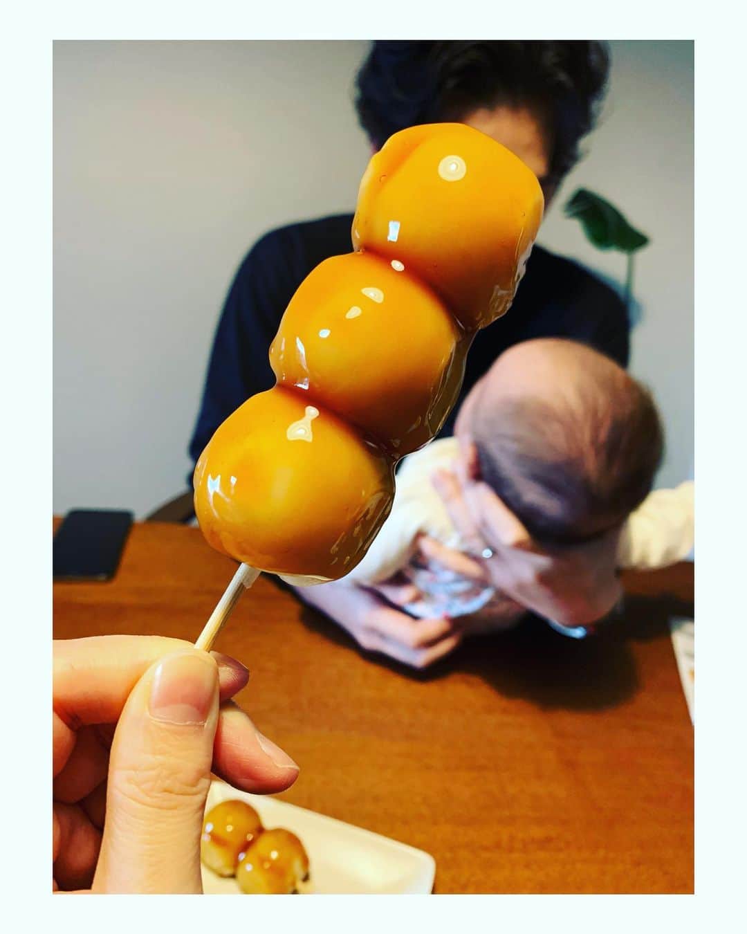 のインスタグラム：「今年も残すところあと少し。お団子を食べながら色々振り返っています。生活が激変して、家族３人になって、何が自分にとって大切か考え続けた1年でした。来年も大切なものを一生懸命大切にする日々を送りたいと思います。   2020年お世話になった皆さま本当にありがとうございました。 良いお年を温かくお迎えください🐮」