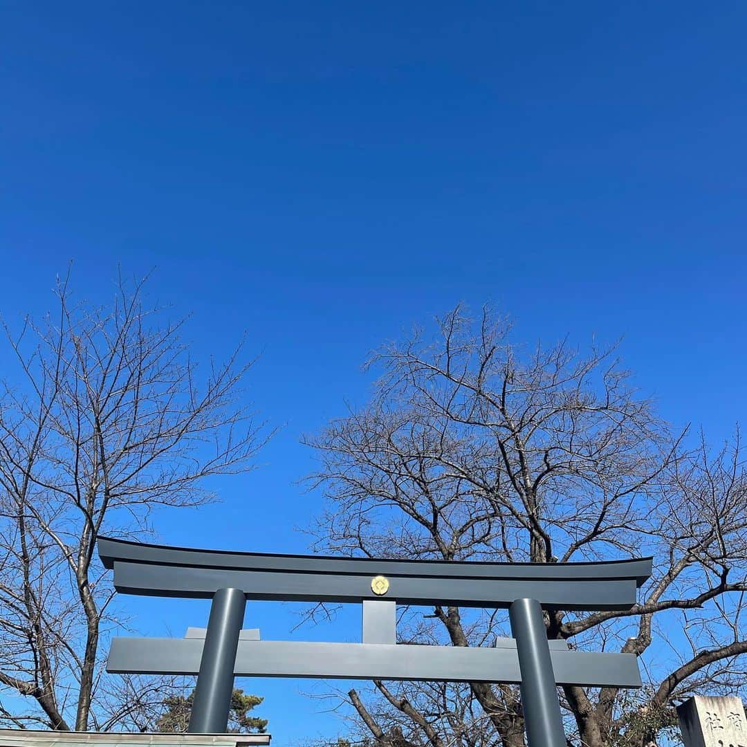 azumiのインスタグラム：「先日の投稿で色々なお言葉をいただきありがとう。 私、けっこう元気に過ごしています笑。 今年は大変だったけど、むしろ色々なことに気がつけました。嬉しいこともたくさん。 こんな時期にビルボードでライブができたのは、スタッフさんやファンの皆さん、バンドメンバーのおかげだし、大好きな友人　中根さや香氏たちと、めっちゃカッコいいMVも創ることができた。 ご飯もお酒も相変わらず美味い。 親友たちと話せるのも嬉しい。 大切な事や人がよく見えた一年でした。 ただただ感謝です。 頑張りすぎることをやめて、肩の力が抜けたし、心が疲弊する事に近づくのはやめよう、と思いました。今まで無理してたから。 ありがたいことに、今たくさん新しいお仕事をいただいています。（来年お知らせします） アイデアもむくむく湧いてそこに協力してくれる人もいて、幸せだなあと思っているこの頃です。 来年がまた楽しみになっています。  さて、そろそろお蕎麦の準備をしましょうかね。 良いお年を〜😊  2020.12.31 #azumi」
