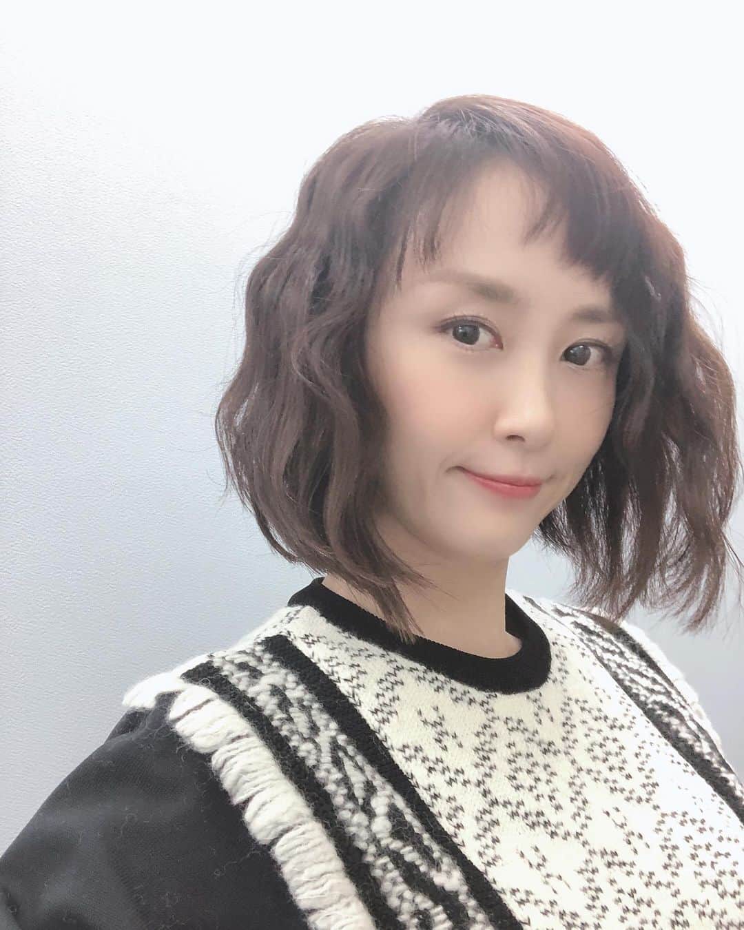 山口もえのインスタグラム：「2020年も終わりを迎えようとしています。 やっとやっと終わる・・・ 今年は大変だった！！ その一言につきます。  それでも・・・ 今年はインスタを通して皆と繋がれるようになったのは私の中で革命でした！ まさかインスタ始めるとは・・・ アナログ人間がビックリです🤣 まだ使いこなせてないんだけどね💦笑 インスタに遊びに来てくれてありがとうございます💓 2021年もどうぞよろしくお願いします🤲 皆さま心穏やかに健やかな一年となりますように・・・✨  #よいお年を#❤️」