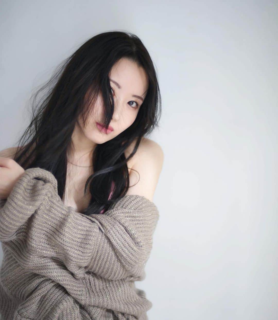 のインスタグラム：「2020年もありがとうございました♡  なにかとできない、足りない、などの言葉が飛び交う一年でしたが、私は今と一年前を振り返った時幸せな気持ちは無い！無い！じゃなくて初めての気持ち、''ある"事への気づきとか、ある！の方が多い一年だったと思います。 本当に大変な人もいるから一概には言えないけどもっとここからいい世界になればいいなと思います♡ 来年はすぐにシングルをみんなの元に届けたり、誕生日にはスタイルブック写真集を出したり、楽しみがたくさんです。 来年もよろしくお願いします。  Be yourselfの歌詞にある "世界はそんな冷たくない扉開いてみて" そんな感じです♡ ありがとう^ ^」