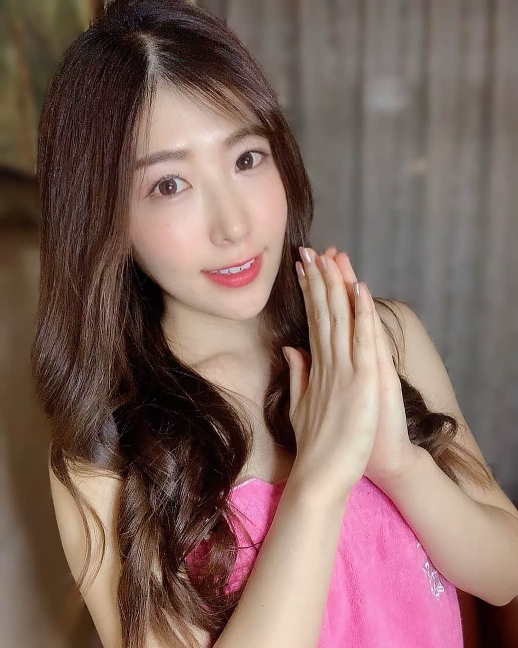 のインスタグラム：「今年もお世話になった皆様✨ いつも応援してくださる皆様✨ ありがとうございました🌸  大変な1年でしたね。 1年でこんなに世の中が変わるとは‼︎皆さんお疲れ様でした！ 私は仕事とプライベート、色々と向き合う1年になりました。 でもこうゆう時間が必要だったのかも🤔 来年も自分らしく前向きに進んでいきたいです☺️  来年の抱負は 「なんでもあげられる人になること」（お金以外💵） 頼ってもらえるような人間になれるように頑張ります🐰✨  来年は 世界中が笑顔で溢れる1年になりますように！！ 良いお年をお迎えください🎍💗  #今年もありがとうございました  #ありがとう2020 #神主#神職#大晦日#神社好き#神社好きな人と繋がりたい#神主アイドル #behappy #初詣#ルームウェア#部屋着」