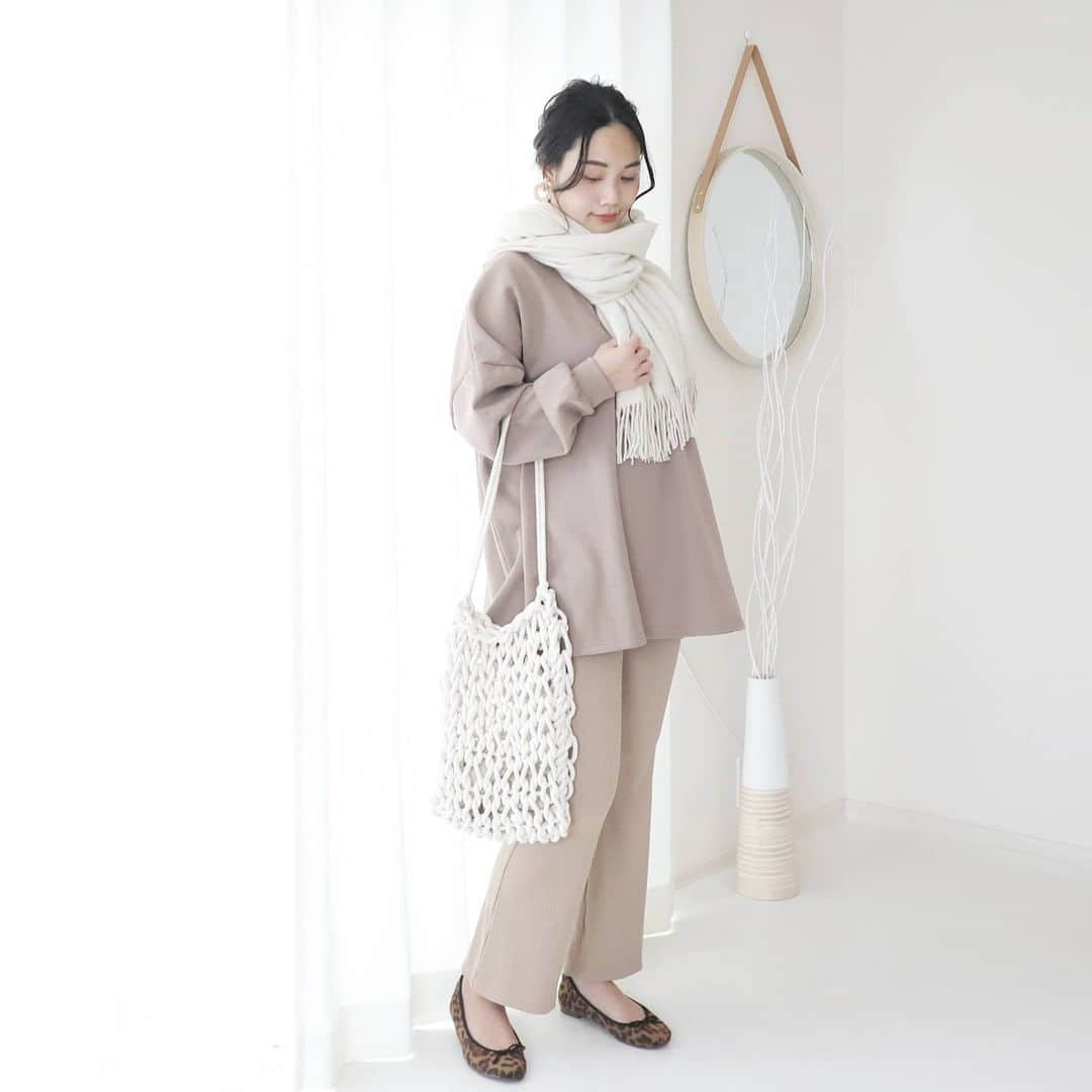 Eri Satoのインスタグラム：「【beige×ivoryコーデ】 · tops: @reca_official  bag:@discoat_official  shoes: @welleg_shoes · トップスは @reca_official の 裏起毛ボリューム袖・ゆったり薄手スウェットだよ☺ 検索番号は180734です！ カラーはいかにも私が好きな色、モカです🐻 · テントみたいなシルエットが可愛くて、とりあえずパンツならなんでも合わせられそう🤔✨ めっちゃ着やすいので、年末年始はこれ着て過ごします🤗 · 今年は何したっけ？ とにかくほとんど子供たちと過ごすか、仕事してるかしかなかった1年😂 このご時世でも仕事にはとにかく恵まれ、いろんな事が出来たなー！って実感してます。 来年はますます動けそうだから楽しみ😊 · お世話になった皆様、今年もありがとうございました！ 来年もよろしくお願い致します💛 · #reca #recaコーデ#高身長コーデ#ママコーデ#カジュアルコーデ#ニットコーデ#レイヤードコーデ #fashion#ootd#outfit#code#coordinate#style#ファッション#コーディネート#コーデ#プチプラ#プチプラコーデ#mamagirl#locari#partegram#カジュアル#お洒落さんと繋がりたい#pr」