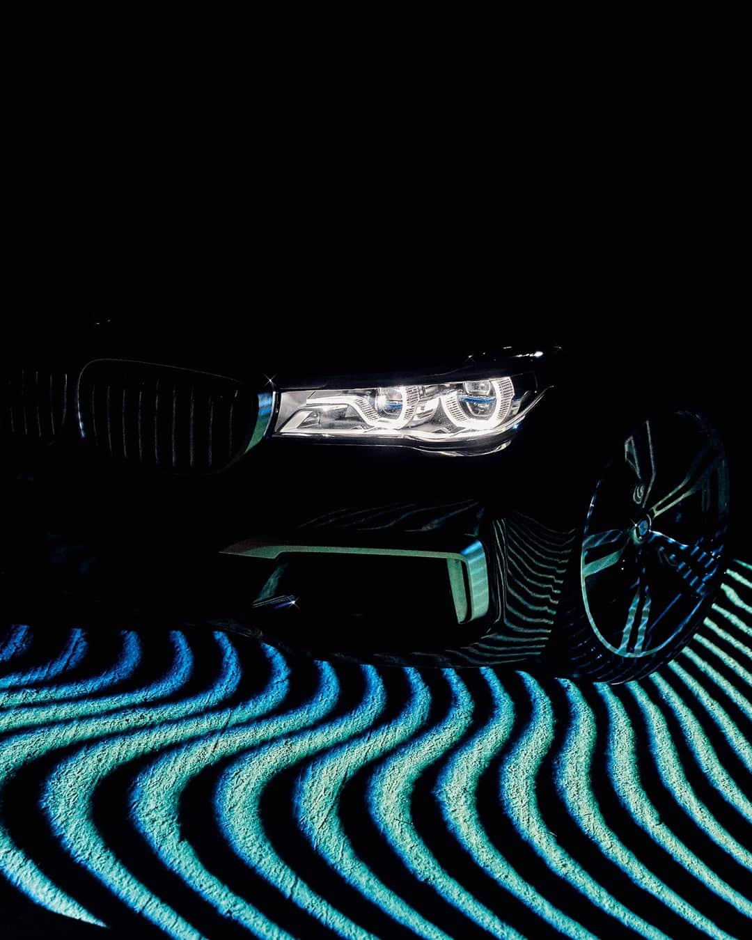 BMWのインスタグラム：「On the wavelength of dynamism. The BMW 7 Series Sedan.  #THE7 #BMW #7Series __ BMW M760Li xDrive Sedan: Fuel consumption in l/100 km (combined): 12.5–12.4. CO2 emissions in g/km (combined): 285–282. Further information: www.bmw.com/disclaimer.  	 Acceleration (0-100 km/h): 3.8 s. Power: 430 kW, 585 hp, 850 Nm. Top speed (limited): 250 km/h.」
