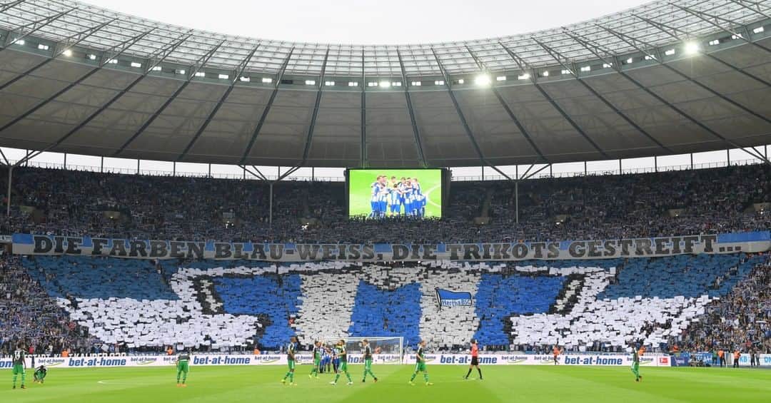 ヘルタ・ベルリンのインスタグラム：「Beim heutigen #ThrowbackThursday reisen wir zu #BSCS04 ins Jahr 2016, zu einer wunderschönen Choreo unserer Ostkurve und zum gemeinsamen Feiern! Wir vermissen euch! 🔵⚪️ . . #HaHoHe #herthabsc」