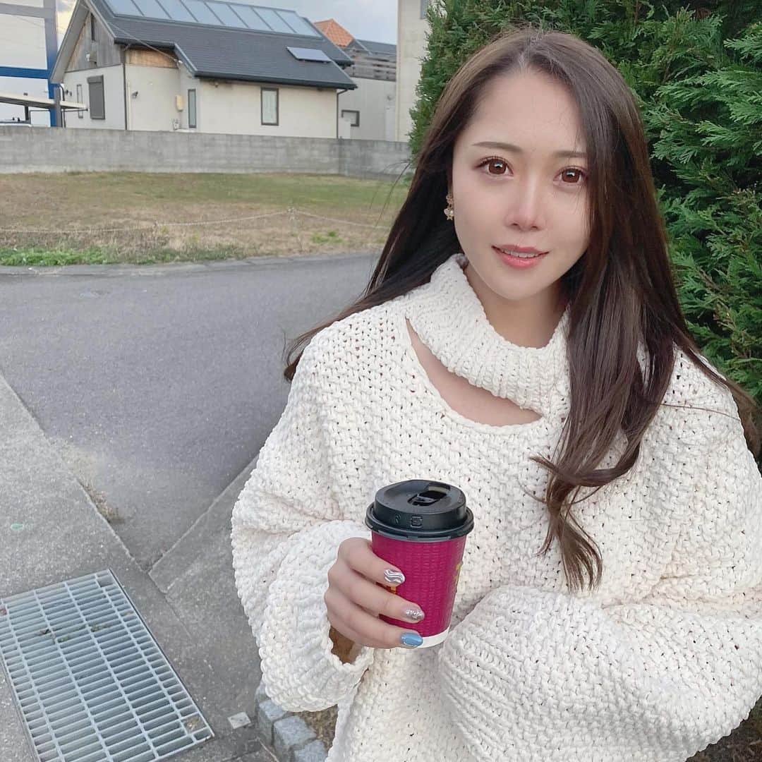 のインスタグラム：「🤍❤️  2020年は今までで1番大きく変化したな🌊 とにかくやってみる。直感で動きまくった。 そんな1年だった、壁だらけだった。笑 経験したくない事もいっぱいした。笑 別れも多かった。 でも素敵な出会いの方が多かった。  でもいま1番幸せ、1番楽しい！ 1番ワクワクしてる！！！  自分が選んだもの、 私の周りに居る人たちに めちゃくちゃ自信持ってる。✨  自分のこと、大切な人達の夢、 信じ抜く。たとえ1人になっても☻  大晦日は家族とゆっくり 紅白を見て過ごします。🎍🌅  来年は大好きなライブに行けますように。  2020年、携わって下さった皆様 ありがとうございました。  良いお年を( ◠‿◠ )  #2020 #決めて断つ」