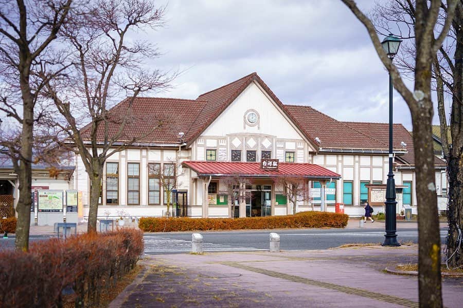 福島県さんのインスタグラム写真 - (福島県Instagram)「【ふくしま絶景と絶品のリアル】vol.7 JR白河駅  JR東北本線の白河駅は、1916年（大正5年）建設の木造駅舎で、「ステンドグラスのある赤瓦屋根の大正ロマン漂う駅舎」として、東北の駅百選に選ばれています。最近、軽自動車のCMにも使われているので、見覚えのある方も多いのではないでしょうか。 そして、もうひとつの魅力は、ホームからお城（小峰城）が間近に見えること。他にも白河には、南湖公園や白河ラーメン、白河の関など見どころがたくさんあります。また、歴史的建造物が点在し、城下町らしい街並みが残っています。そんな街並みにもマッチする後世に残していきたい貴重な駅舎ですね。  #白河駅 #白河市 #県南地方 #福島県 #shirakawacity #fukushima #traveljapan #futurefromfukushima #ふくしまからはじめよう #新しい生活様式からはじめよう」12月31日 18時16分 - realize_fukushima