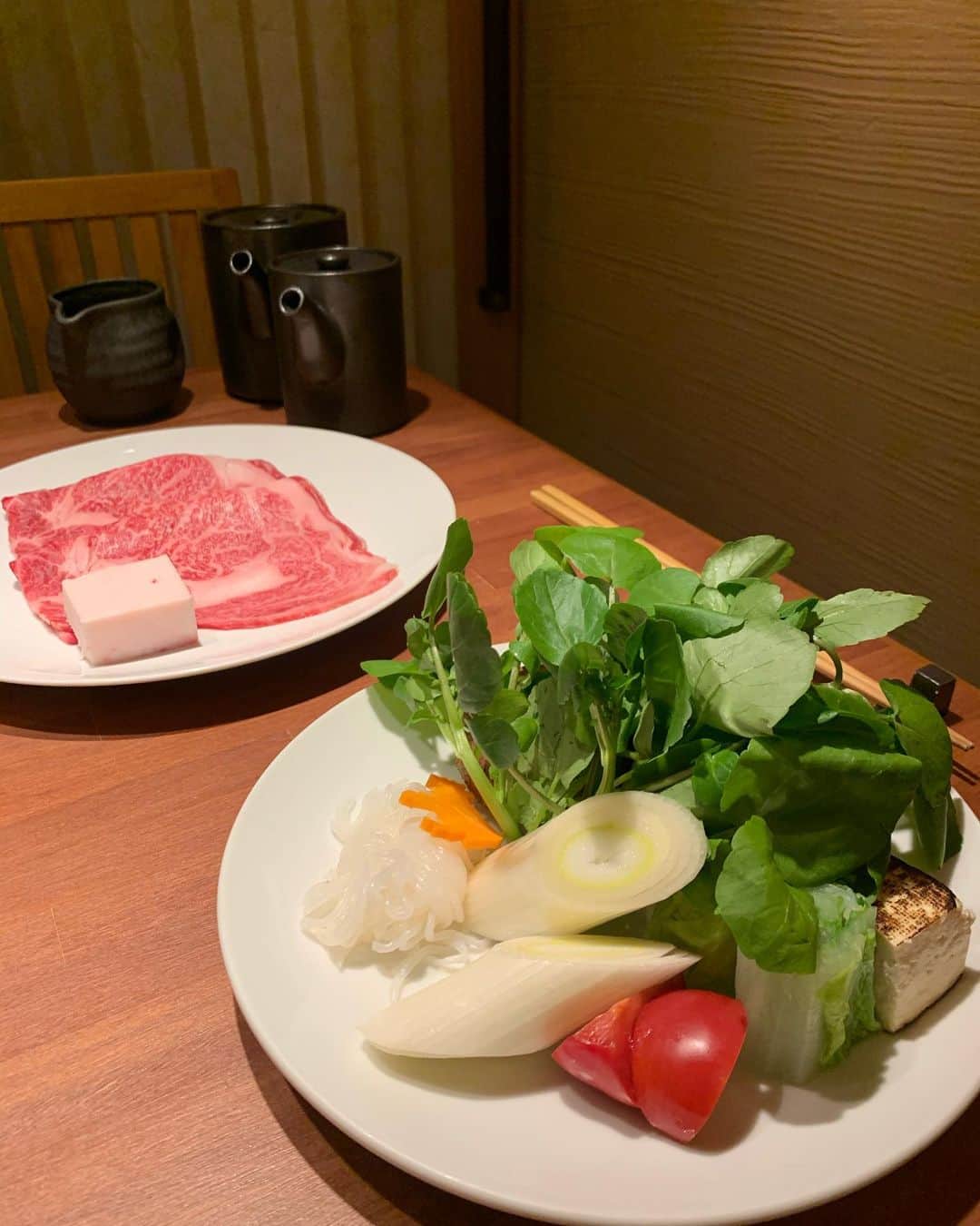 ゆうりちゃんさんのインスタグラム写真 - (ゆうりちゃんInstagram)「すき焼きを食べに❤️  4年前？に伺った事があって 今回私が上京したという事で 当時ご一緒させて頂いた方と またまた今福さんへ🐮💕  やっぱり美味しかった〜！！！ お肉はもちろん、お野菜が美味。  #今福#すき焼き#白金高輪」12月31日 18時10分 - yuurichangram