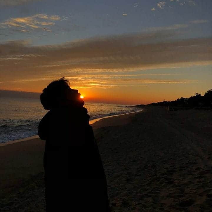 イ・ドングクさんのインスタグラム写真 - (イ・ドングクInstagram)「태양하고 노는법🌅 태양을 함차고 싶었어⚽️😄 태양을 삼키고 싶었어🌅😄 2020년 마무리 잘하시고 다가오는 2021년에도 대박나시길 바랄께요👍 Happy New Year🎆🎆 #태양을피하는방법 #태양을안피하는방법  #한살더먹는방법😂」12月31日 18時10分 - dglee20