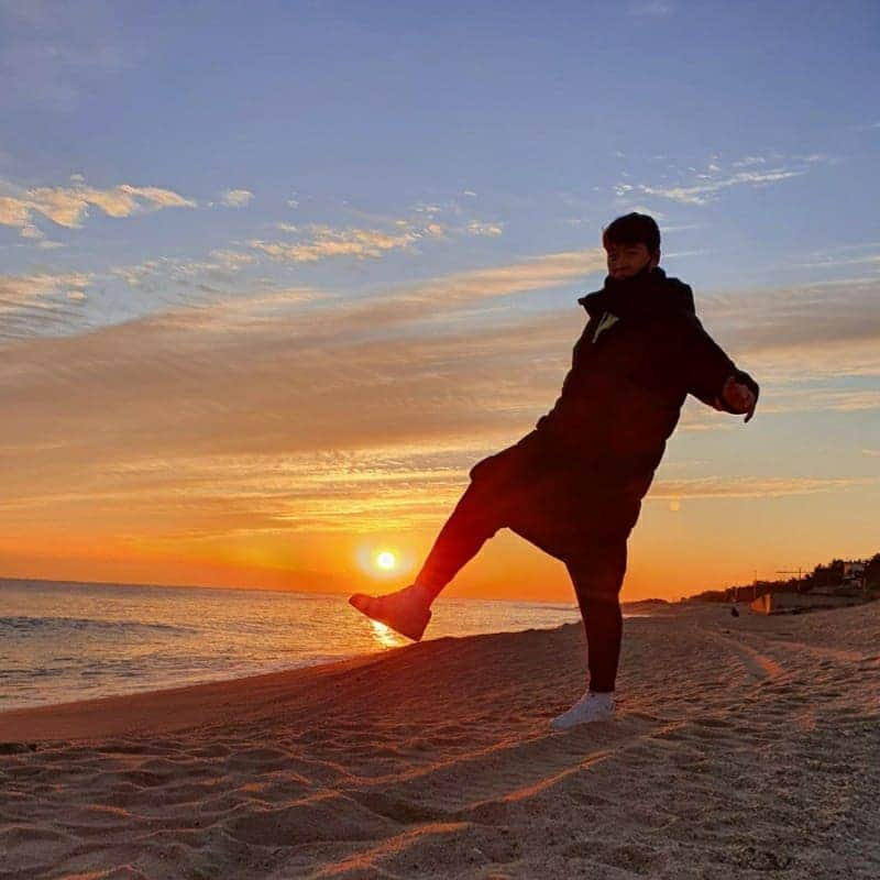 イ・ドングクのインスタグラム：「태양하고 노는법🌅 태양을 함차고 싶었어⚽️😄 태양을 삼키고 싶었어🌅😄 2020년 마무리 잘하시고 다가오는 2021년에도 대박나시길 바랄께요👍 Happy New Year🎆🎆 #태양을피하는방법 #태양을안피하는방법  #한살더먹는방법😂」