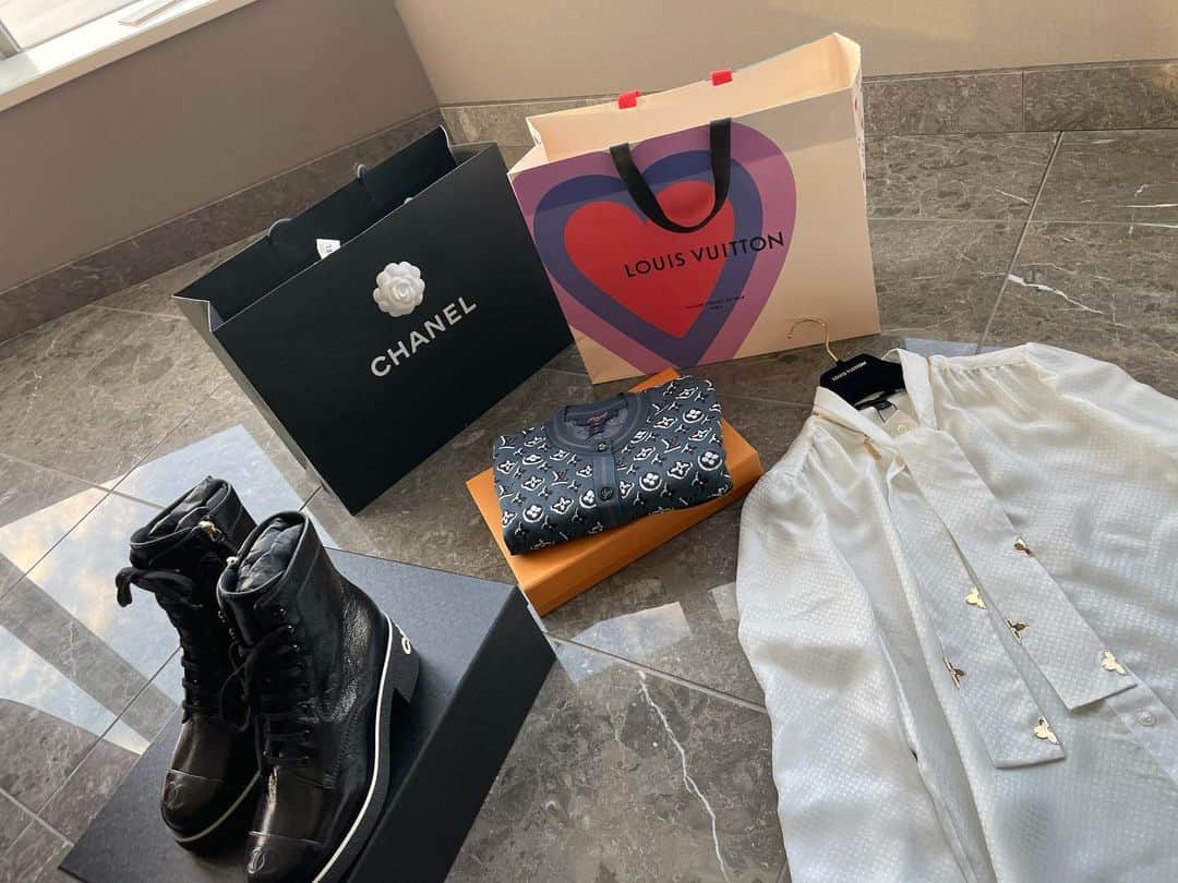 沙月のインスタグラム：「. . ヴィトンのお洋服可愛いの多い❤︎ . . インスタって投稿する事ほんとにない🥲 . . . #louisvuitton  #chanel」