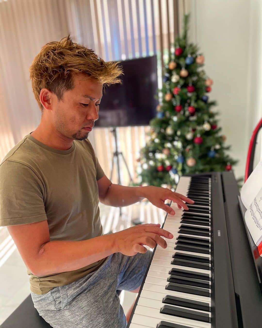 土井雪広のインスタグラム：「ピアノを始めましたw 脳内のシナプスを通すために🥸  #digitalpiano」