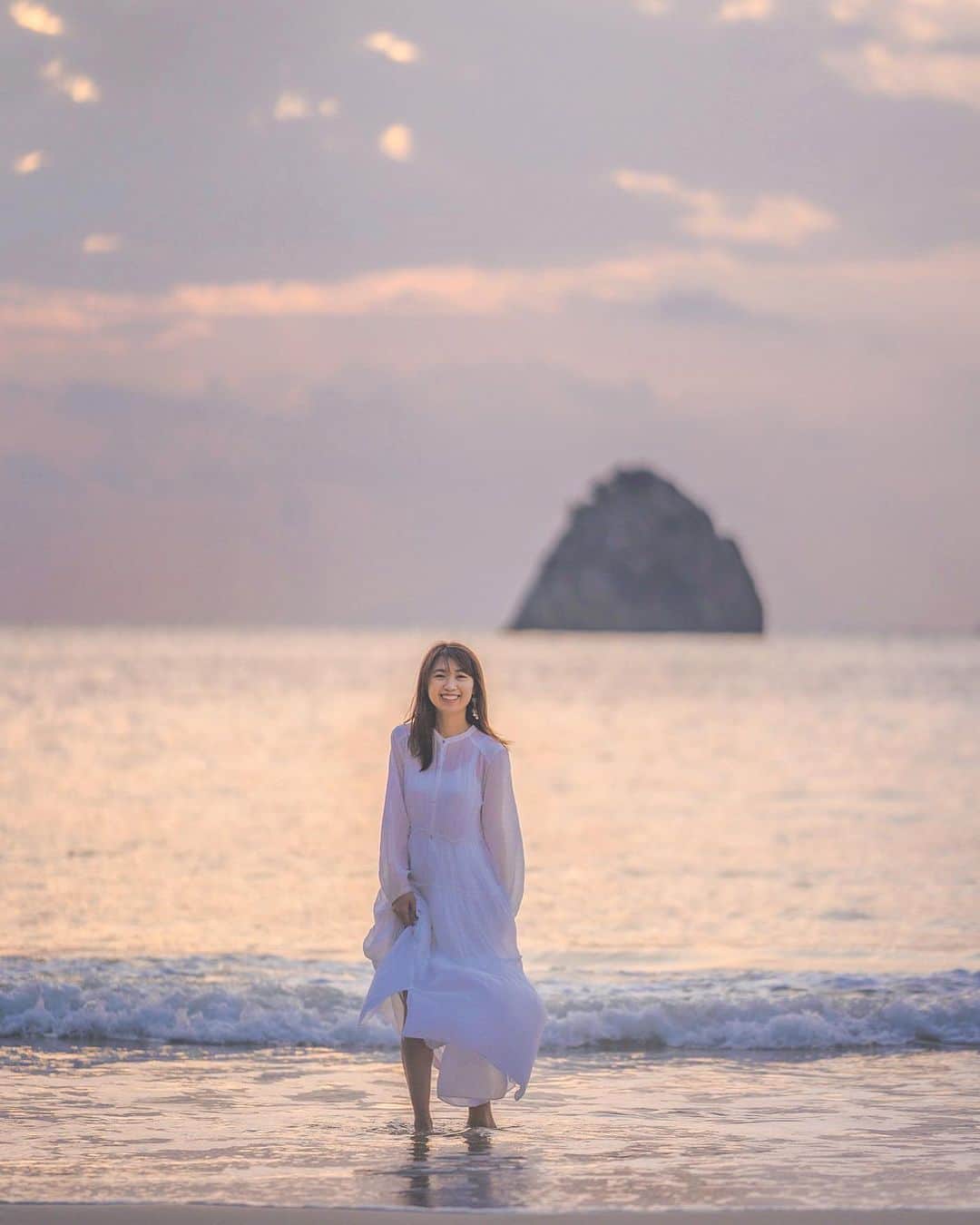 mikicoco00のインスタグラム：「* * 2020年も残りわずか...  今年も本当にありがとうございましたー！！ 関わって下さった皆様に 感謝の気持ちでいっぱいです🥰  2021年は今年よりもっと 笑顔溢れる楽しい1年になりますように♡  私は今年もゴロゴロお正月🤗 皆様、良いお年をお迎え下さい🐮🎍   * * * #2020#ありがとう#感謝  #goodbye2020#thankyou #綺麗だった海」