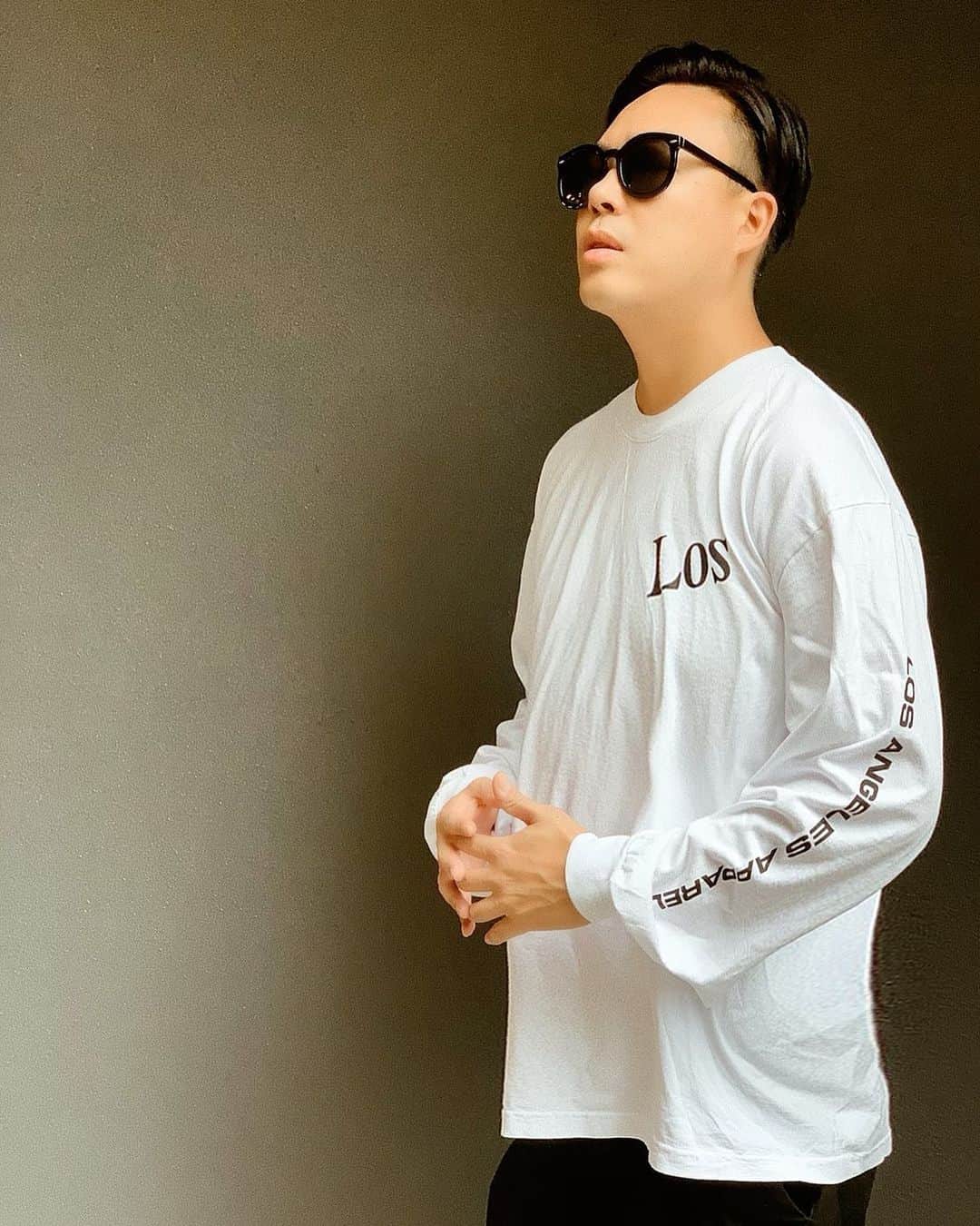 のインスタグラム：「2020 あと数時間ですね。 まぁ本当にtoughな一年でした。 ゴールが決まってないと言うのが 本当にきついすよね。  ただ、エンタメの業界にいる以上 ポジティブな発信をkeepし続ける！ というのが、僕たちの1番大事にしないといけない所だと思っております！  2021はもっと楽しんで頂ける様に 色々仕掛けていきます。  時代の変化、ポジティブに対応していきす！ ラジオや、テレビ、、、そしてそれ以外の物からの発信。 少しだけ期待しててください。 何やってんねん？！と言われるかもしんないすけど、笑ってくださいな。 いつもサポートしてくださってる皆様、スタッフの皆様、関係者の皆様、 2020ありがとございました！ 来年は皆んなで最後笑えますように。 Have a great new year...!! #ギャロップ #2020 #皆様に感謝 #良いお年を #thanks #POW！」