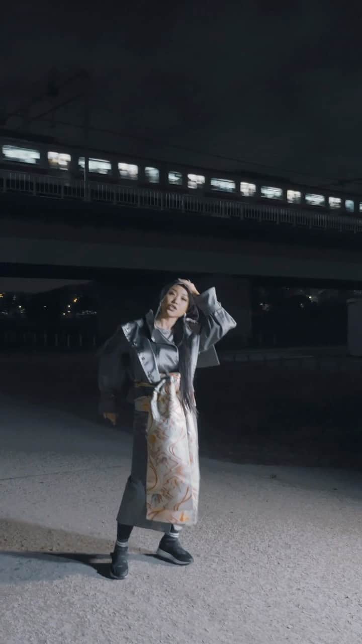 COMA-CHIのインスタグラム：「Michibata 2020 MV is out🔥 2020年を締めくくる、メモリアルな作品が大晦日に完成しました。 15年前と現在の景色が交差し、 移り変わって行く時代の描写。 それでも変わらない何か。 愛、夢、希望…ポジティブなエネルギーがミチバタには溢れてる。 様々な人生の局面を乗り越え、それでも前に進もうとするアナタへ送ります。  最高の愛で作り上げてくれたチームに、 最大の感謝を。  Director: Kei Atsumi (BLK inc.) @kei000000atsumi   Cinematographer: Yuta Segawa (BLK inc.) Masamichi Takahashi (BLK inc.)  Stylist: Chihiro Hitomi @melodijah   Music producer: FReECOol @freecoolbeats   Special Thanx: Tsuneo Koga @kogatsuneo  2020年もありがとうございました😊 皆さま良いお年を✨✨✨」