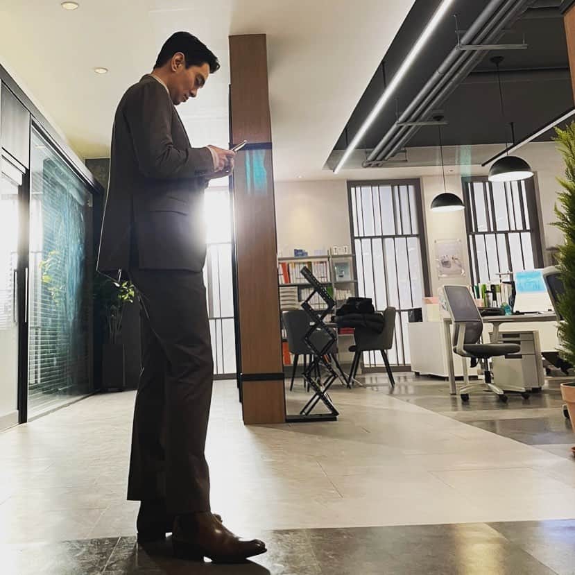 のインスタグラム：「일하다 내년이 되겠군...^^ 2020 안녕! 그리고 코로나 너도 제발 좀...안녕!!!!!!!!!!!! 2021은 모두 건강하시고 행복하세요!!」