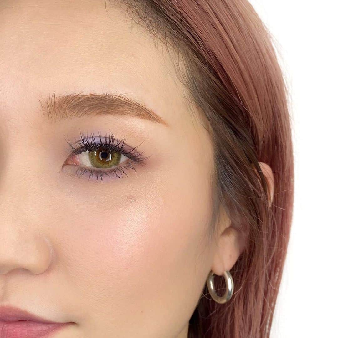 M∙A∙C Cosmetics Japanのインスタグラム：「パウダー キス アイシャドウ新色で透明感のあるライラックメイク🌸💭上下まぶたに入れて囲み目にすると、ほどよくカッコよさも演出できます✨使用製品は2枚目をチェック👉 ㅤ ＊EYES ☑︎パウダー キス アイシャドウ/ フェルト キュート、サッチ ア チュール ＊LIPS ☑︎パウダー キス リキッド リップカラー/ フェロッシュ! ㅤ ＜全国のM･A･Cカウンター限定＞ 12/26(土)～、対象製品*をご購入で、 ミスト化粧水、クレンジングオイル、ストロボクリームの中からお好きなアイテムのデラックスサンプルをプレゼント🎁なくなり次第終了なので、お早めに✨ *対象製品 ・パウダー キス アイシャドウ（既存色含む） ・ダズル シャドウ ・ダズル シャドウ リキッド ・パウダー キス リキッド リップカラー(新色) ・パウダー キス リップスティック(新色) ㅤ #MACPowderkiss #MACパウダーキス」