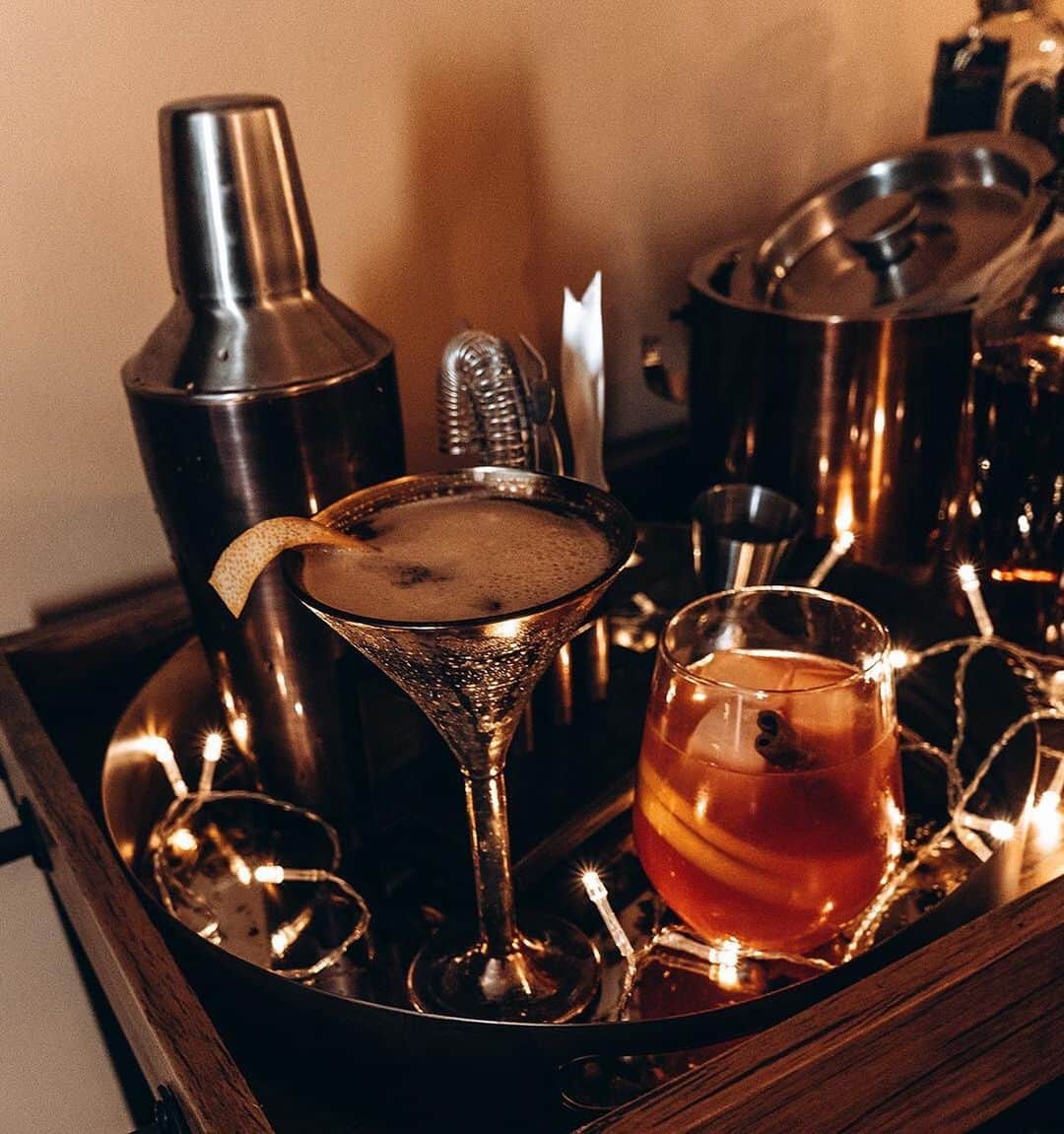 フレンチコネクションのインスタグラム：「In case you're planning tonight's drinks menu...🍸(📷: @lukecatleugh).  Don't forget! Go over to our FC blog, where @lukecatleugh shares two of his favourite cocktail recipes for you to mix up at home.  #FrenchConnection #MyFC #CelebrateWithFC」
