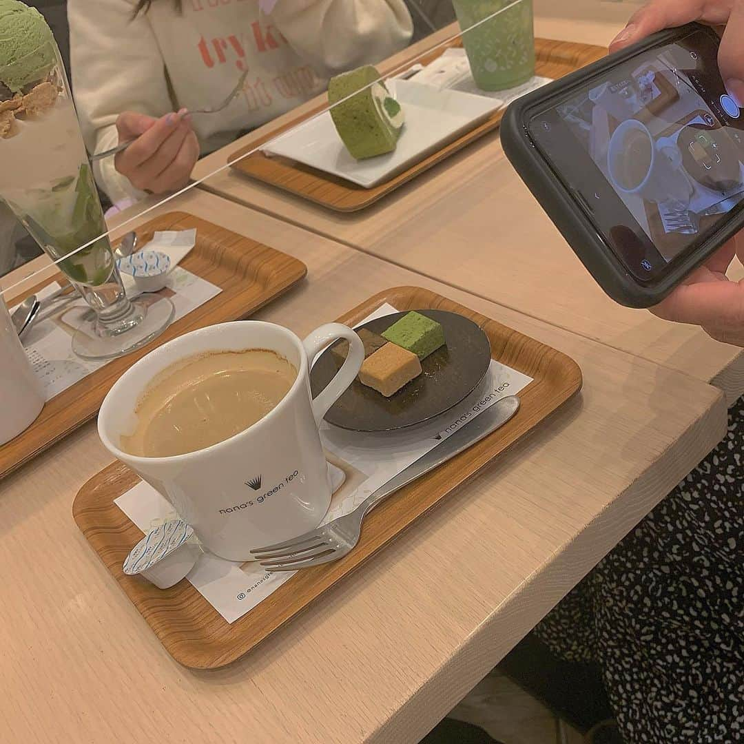 kaorinさんのインスタグラム写真 - (kaorinInstagram)「先日、 @mozo_wondercity の 【nana's green tea】 にお友達親子と行ってきました♡ ・ こちらは食事もデザートも楽しめるお店で女子会にもぴったり✨ ・ 私は鮪とアボカドのとろろ丼と抹茶白玉パフェを頼んだのですが、マグロとアボカドととろろの組み合わせ最高ですごくおいしかったです♡ ・ 抹茶白玉パフェは絶妙な甘さであっという間にたべてしまった笑 ・ 次女も気に入ってすごく美味しかったと言ってました♡ ・ 丼はスモールサイズが選べるので、小学生とか、食後にデザートも食べたい時とかスモールサイズが選べるのは嬉しい✨ ・ 今の時期、外食も気を使うことが多いのですが、コチラのお店は感染対策もバッチリ行ってくれていて、アルコール消毒はもちろん、サーキュレーターがあったり、1つ1つの席にパーテーションがあったりと、安心して食事をたのしむことができました✨ ・ 利用する側も食後はすぐマスクをつけるとか、お互いが気をつけて食事を楽しみたいなと思いました😊 ・ テイクアウトもやっていましたよ✨ 丼は、お茶漬けと生のもの以外テイクアウトできるそうです👌✨ ・ 今回、私＆上の娘2人とお友達＆長女ちゃんと来たのですが、お友達家族とは長女が1歳の時から10数年の付き合いで、このモゾのnana's green tea は娘たちが小さい頃にも一緒に来たことがある思い出のお店なので、あの時はあんなだったね〜って思い出話にも花が咲きました😆 ・ そんな娘たちも大きくなって今は女子会のように食事を楽しめるようになって‥ ・ 本当あっという間だなぁ。。ってしみじみ☺️ ・ ・ #名古屋#名古屋グルメ#名古屋テイクアウト#愛知カフェ#名古屋カフェ巡り#名古屋グルメ#ランチ#名古屋スイーツ#名古屋女子#グルメスタグラム#グルメ好き#グルメ女子#名古屋カフェ部#カフェ好き#カフェ部#cafe#cafestagram#mozo#mozoワンダーシティ#mozoグルメレコメンド#ナナズグリーンティー #nanasgreentea #pr」12月31日 18時17分 - kaorinnnhyrk