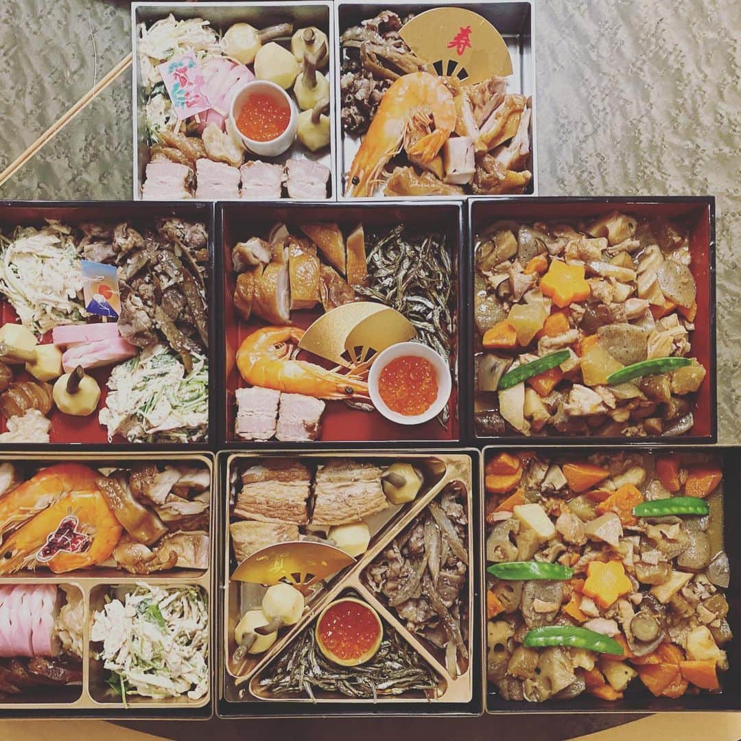 川上麻衣子さんのインスタグラム写真 - (川上麻衣子Instagram)「今年はちょっと手抜きなおせちですが、なんとか準備完了！ 2020年、たくさんのことがあって、その一つ一つを思い出しながら、台所に立てる悦びを噛み締めた大晦日です」12月31日 18時17分 - kawakami.maiko