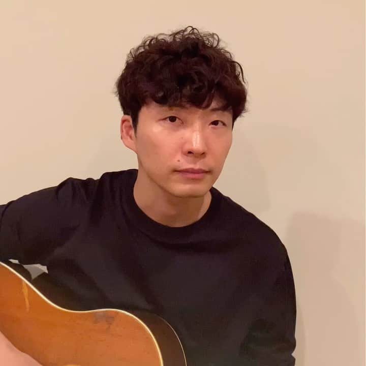 のインスタグラム：「2020を振り返る④ "うちで踊ろう / Dancing On The Inside"  本当に大変なこの年に、始めたばかりのこのInstagramで発表した発売もしていないこの曲が、たくさんの皆さんに伝わったことがとても嬉しくありがたいです。先日のMステで披露できたことも嬉しかったですし、今日の紅白歌合戦もとても感慨深いです。今日は初めて2番がある最新バージョンをお届けします。絶対見てくださいね☺️  #星野源 #うちで踊ろう #GenHoshino #Dancingontheinside」