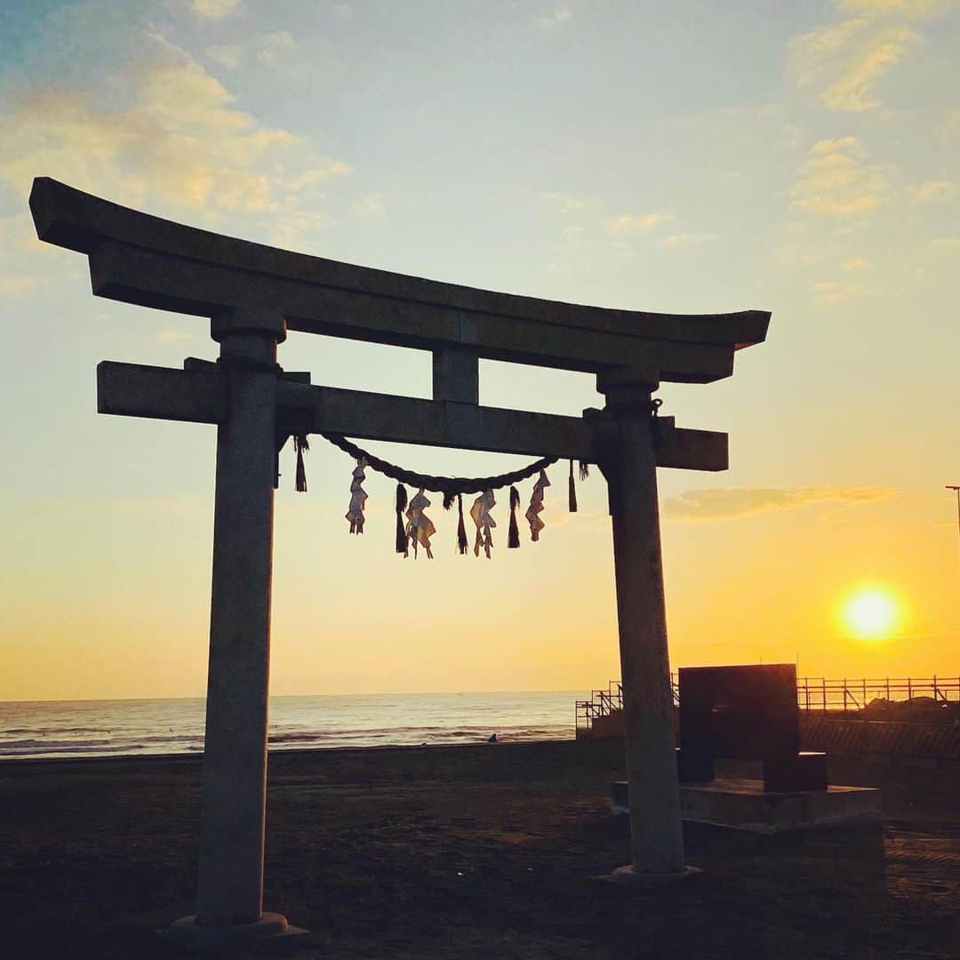 LOVE ME DOのインスタグラム：「玉前神社の海の鳥居（千葉県長生郡一宮町東浪見 釣ヶ崎海岸） 2021年が良い1年になりますように待ち受付にどうぞ。 #待ち受けにどうぞ #開運画像 #2021年  #幸運を引き寄せる  #待ち受け画面  #日の出 #釣ヶ崎海岸 #玉前神社 #海の鳥居」