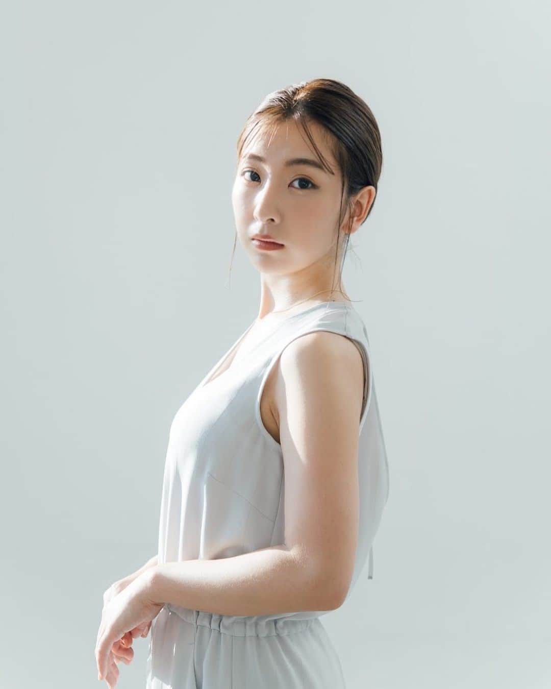 板野成美のインスタグラム：「今年も大変お世話になりました。 いろんなことがあった一年でしたね。環境が変わり、新しい可能性や出会いもあった一年でした。 2020年、本当にありがとうございました！ 2021年、みなさんにとって笑顔と喜びが増える年になりますように🎍  来年こそは直接みなさんに会える機会があるといいなぁ、、、✨ 良いお年を🐮  板野成美」