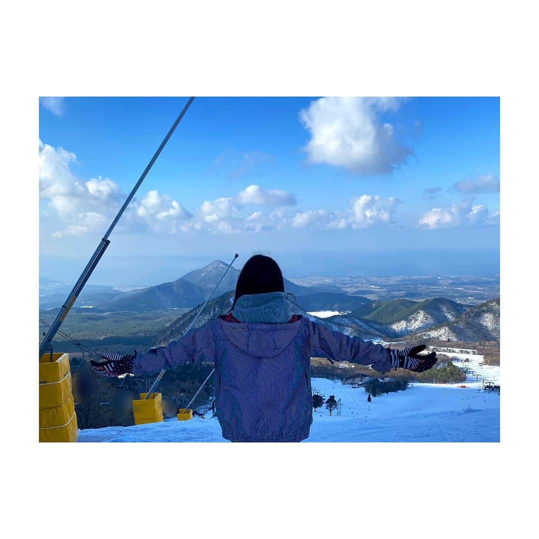 YURINAさんのインスタグラム写真 - (YURINAInstagram)「・﻿ ☃️❄️🏔🏂🌤﻿ ﻿ ﻿ 📸 #snowboard﻿ ﻿ ﻿ ﻿ 2020残りわずか。﻿ 皆さんゆっくりと大晦日をお過ごしですか？🏠﻿ ﻿ ﻿ 1年前は今年がこういう年になるなんて﻿ 誰も想像してなかったけれど、﻿ 沢山のことに気づけた1年。﻿ ﻿ ﻿ 来年はもっと良い年になることを願って🙏🏻﻿ ﻿ ﻿ ﻿ 今年も本当にありがとうございました🐭👋🏻﻿ ﻿ ﻿ ﻿ 来年も宜しくお願い致します🐮🤘🏼﻿ ﻿ ﻿ ﻿ ﻿ ﻿ ﻿ #baseball #プロ野球 #ORIX #Buffaloes #BsGirls﻿ #京セラドーム大阪 #ほっともっとフィールド神戸 ﻿ #yurina_359  #BsGirls2020 #performer﻿ #dance #全力パフォーマンス #フォロー﻿ #高身長女子 #筋トレ女子 #腹筋女子﻿ #トレーニング女子 #ボディメイク ﻿ #野球好きと繋がりたい #オリ姫﻿ #大晦日 #年越し #ありがとう2020﻿ #スノーボード #スノーボード女子 #日本海﻿ #スノーボードウェア #ウィンタースポーツ﻿ #スノーボード好きな人と繋がりたい ﻿」12月31日 18時22分 - yurina_bsgirls_359